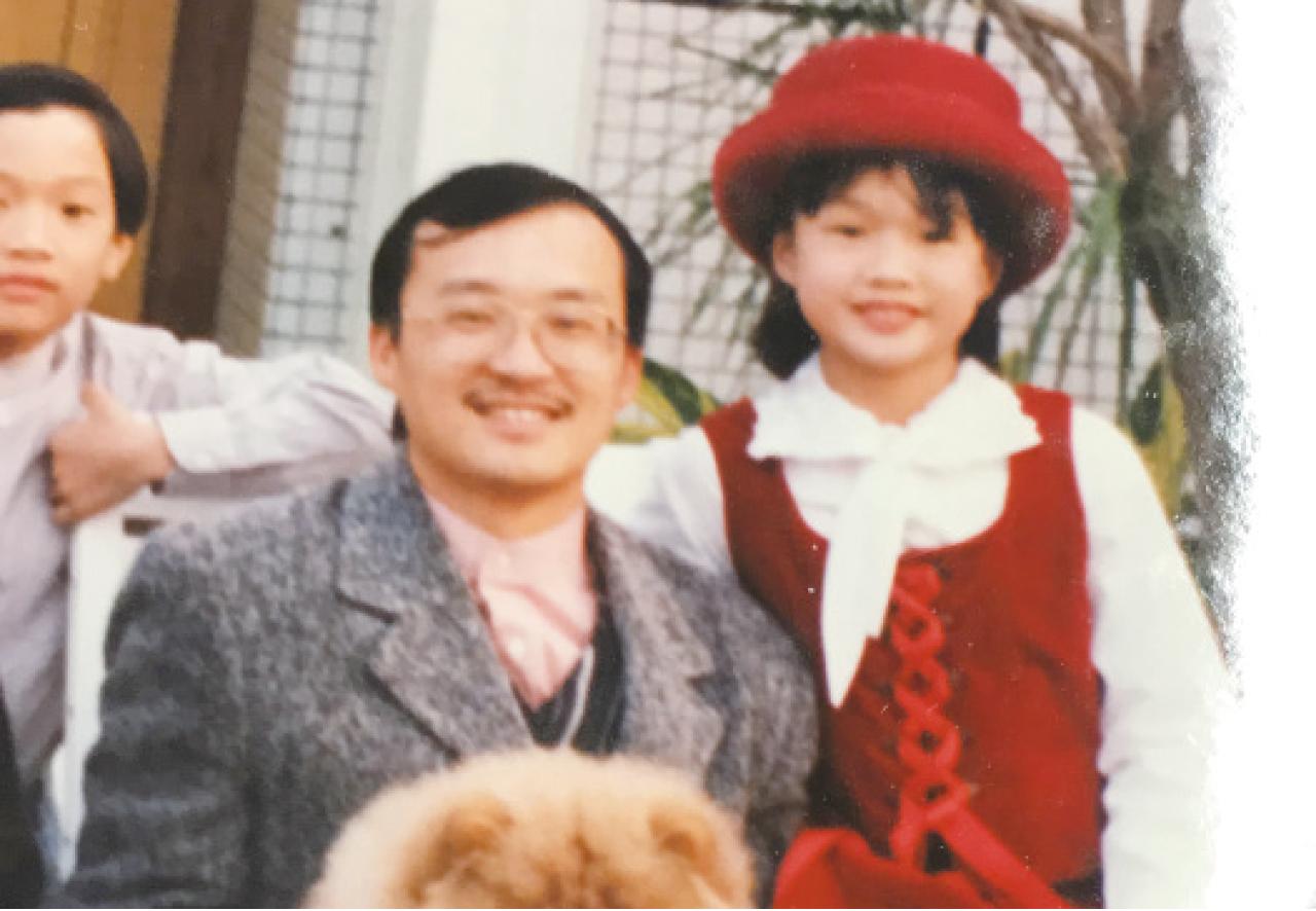 羅君兒小時候與父親羅家駒及姐弟合照。(受訪者提供)