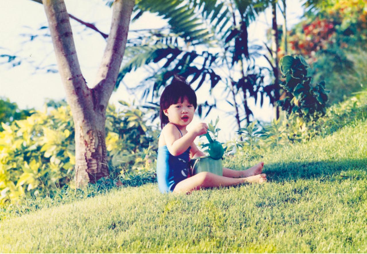 羅君兒小時候與父親羅家駒及姐弟合照。(受訪者提供)