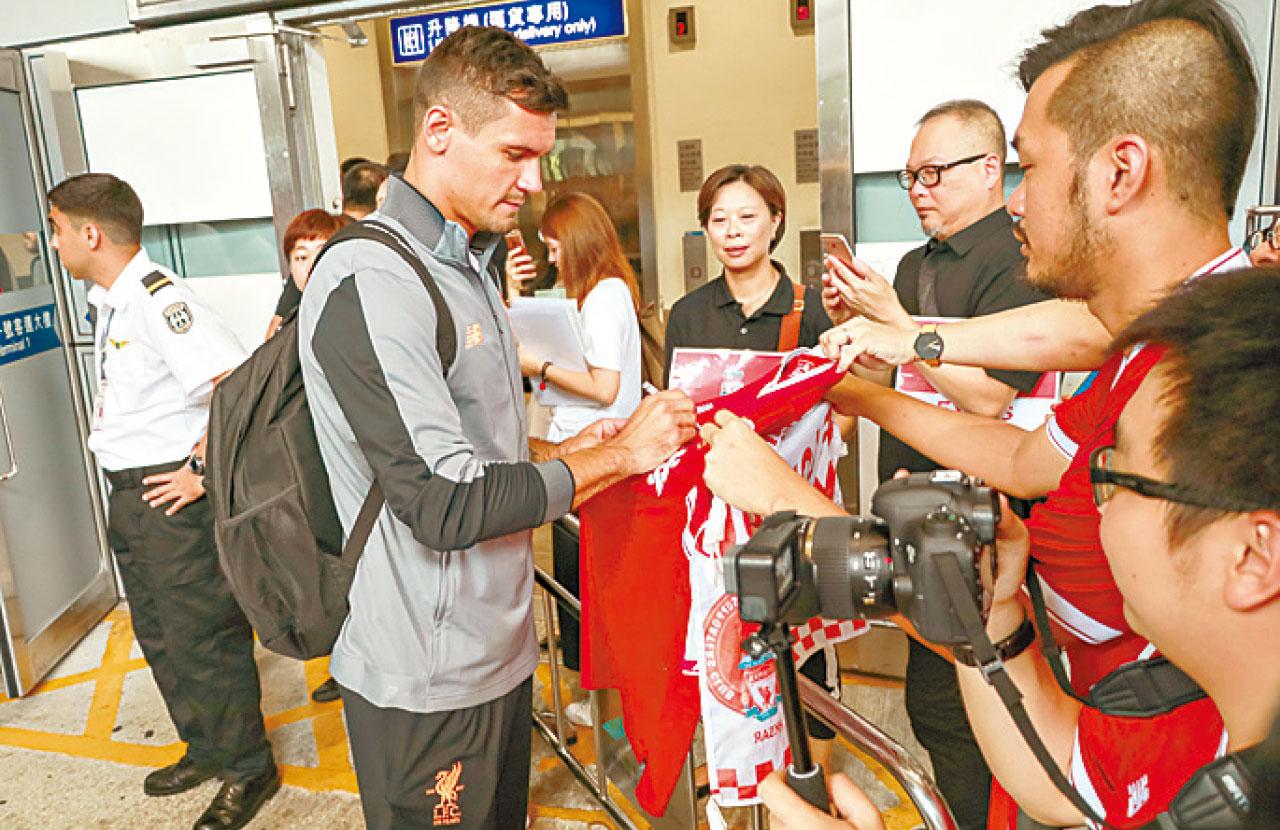 洛夫雲為球迷簽名。(莊振邦攝)