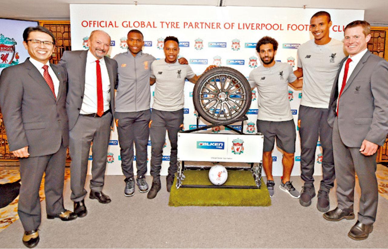 新兵沙拿(右三)出席活動。