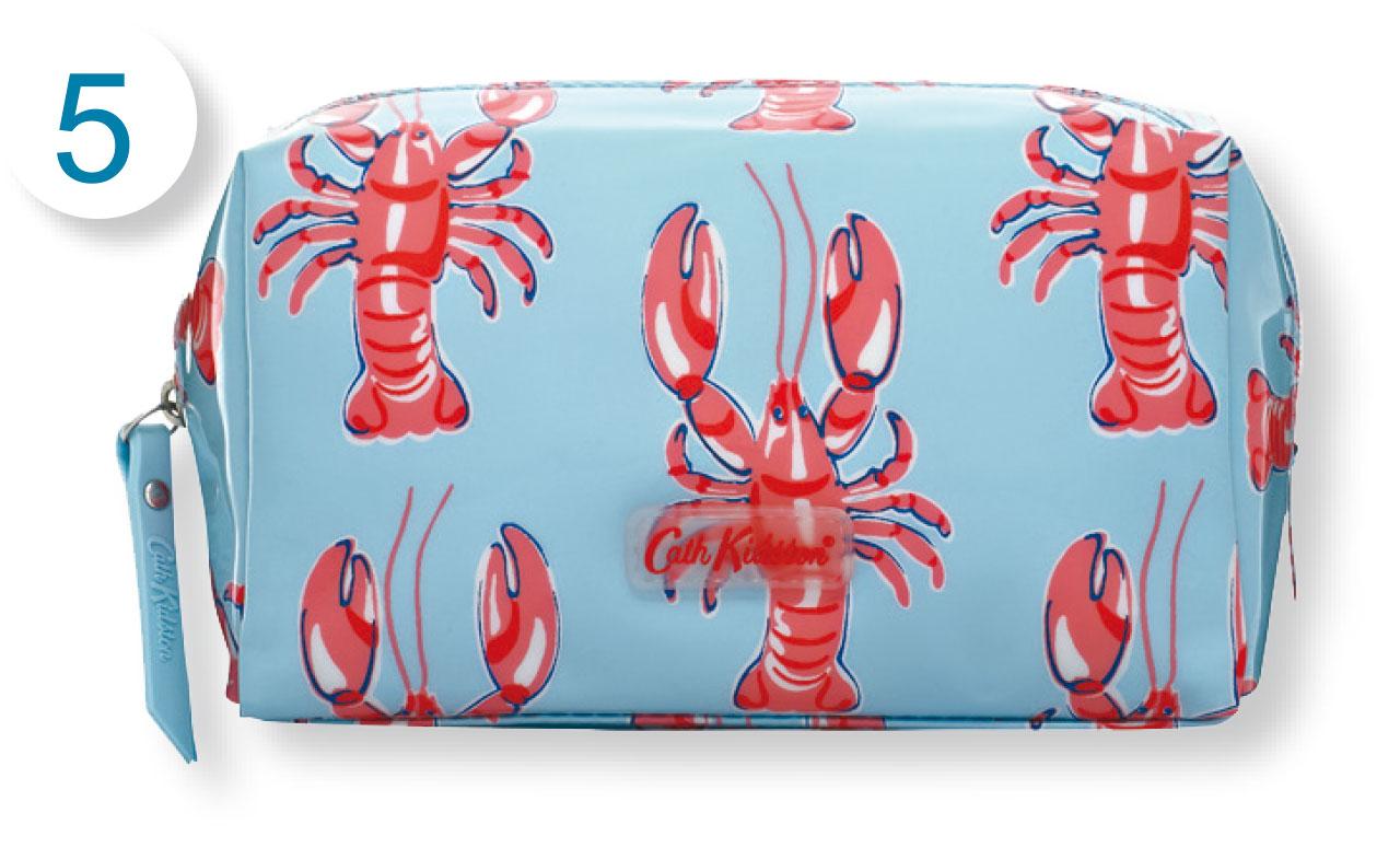 5. 生長於康沃爾海岸的海洋生物,成為品牌今季主角之一,紅色龍蝦圖案的化妝袋,新穎有趣。(c)