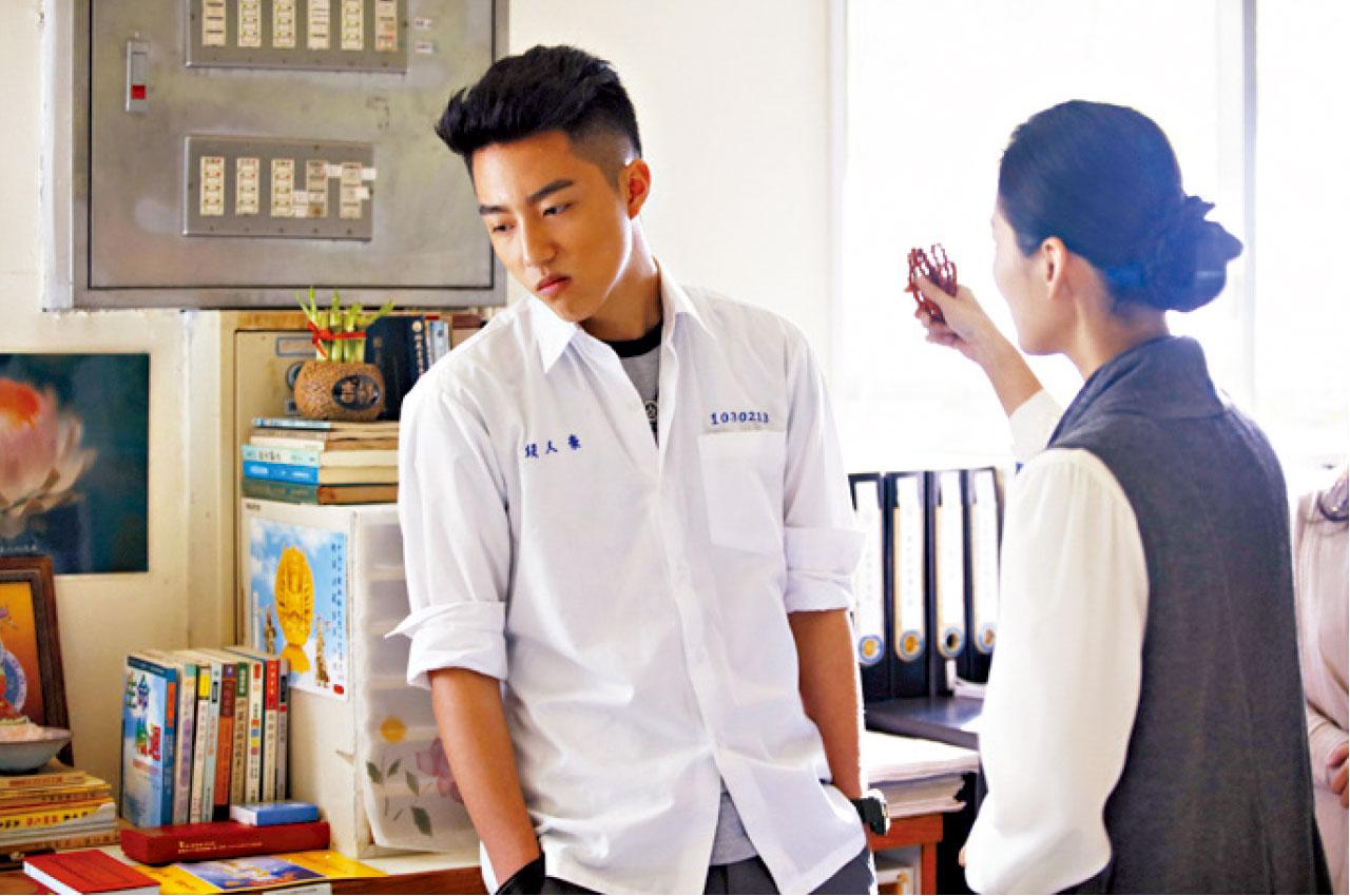 老師(右)口裡是慈悲為懷的佛經,因被「落面」而掌摑學生。