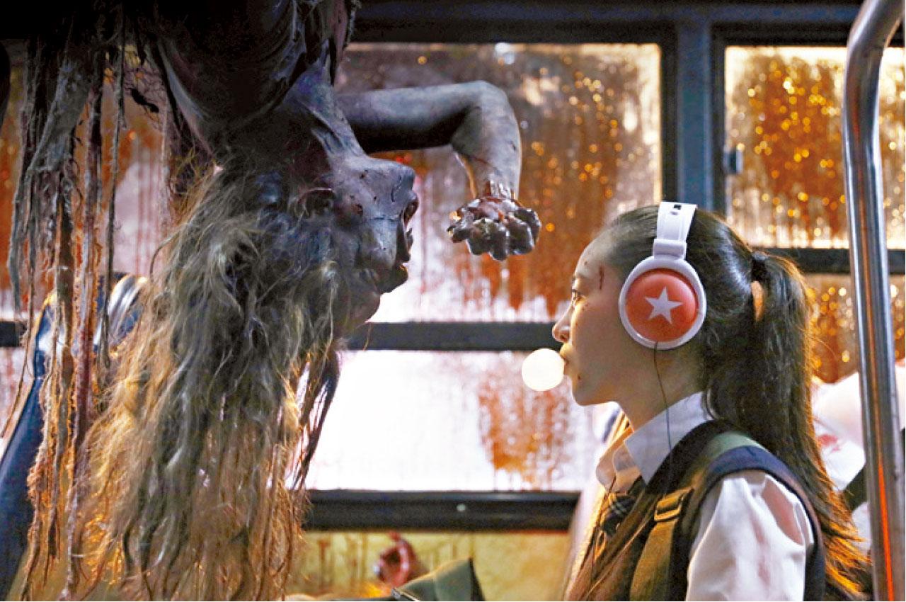 學生虐待小怪物,惹來大怪物報復。