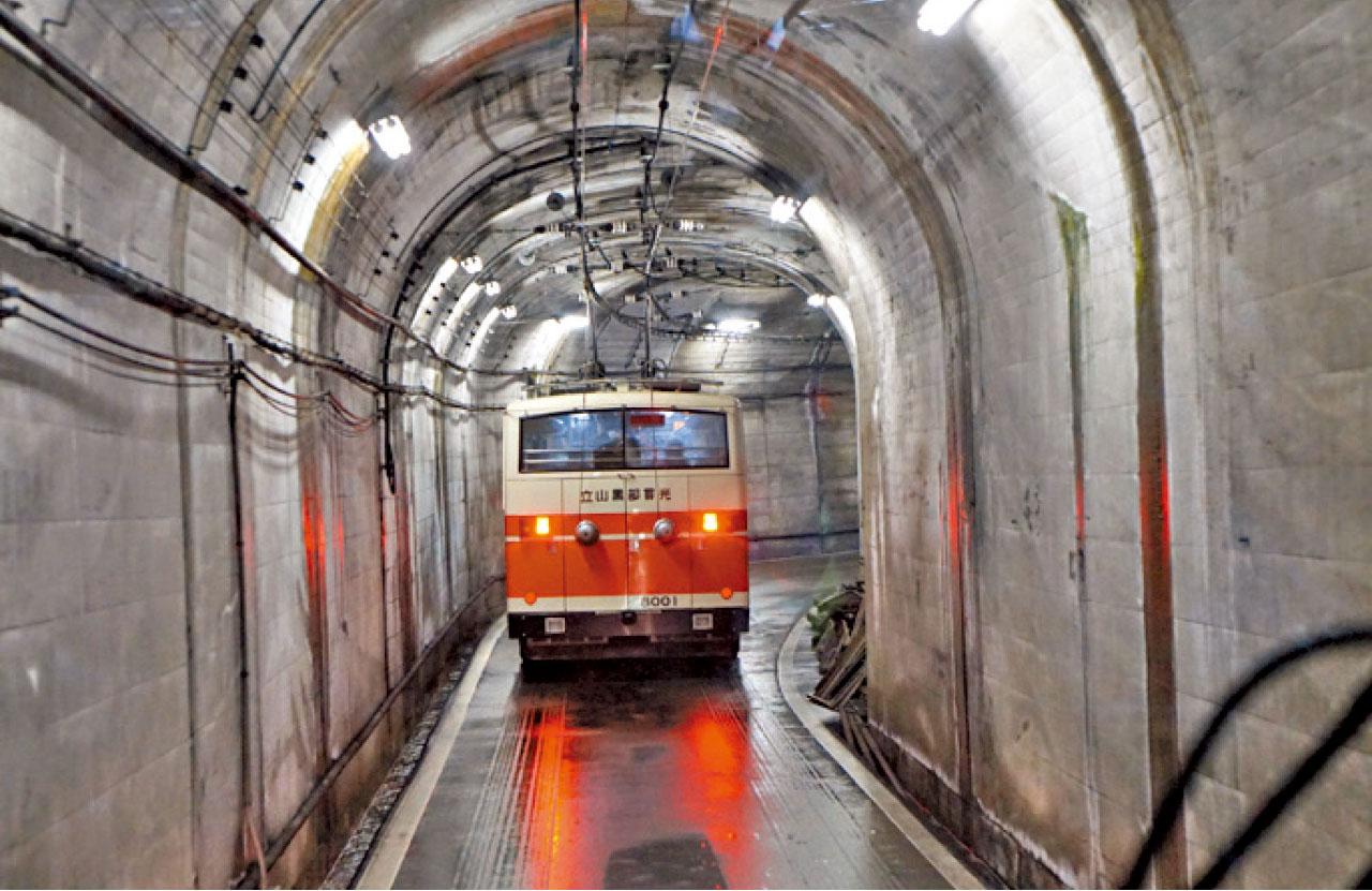 無軌電巴士在高山隧道中行走。