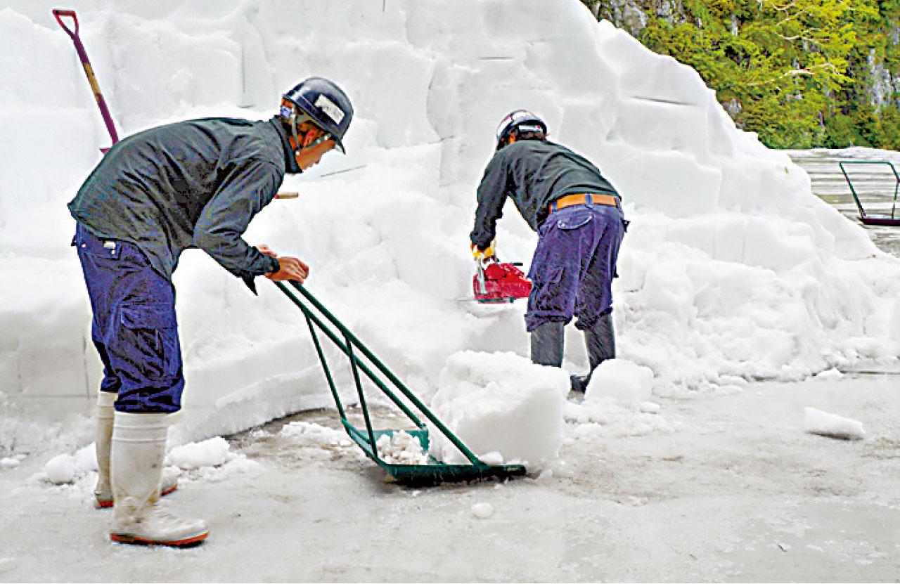 工人處理積雪。