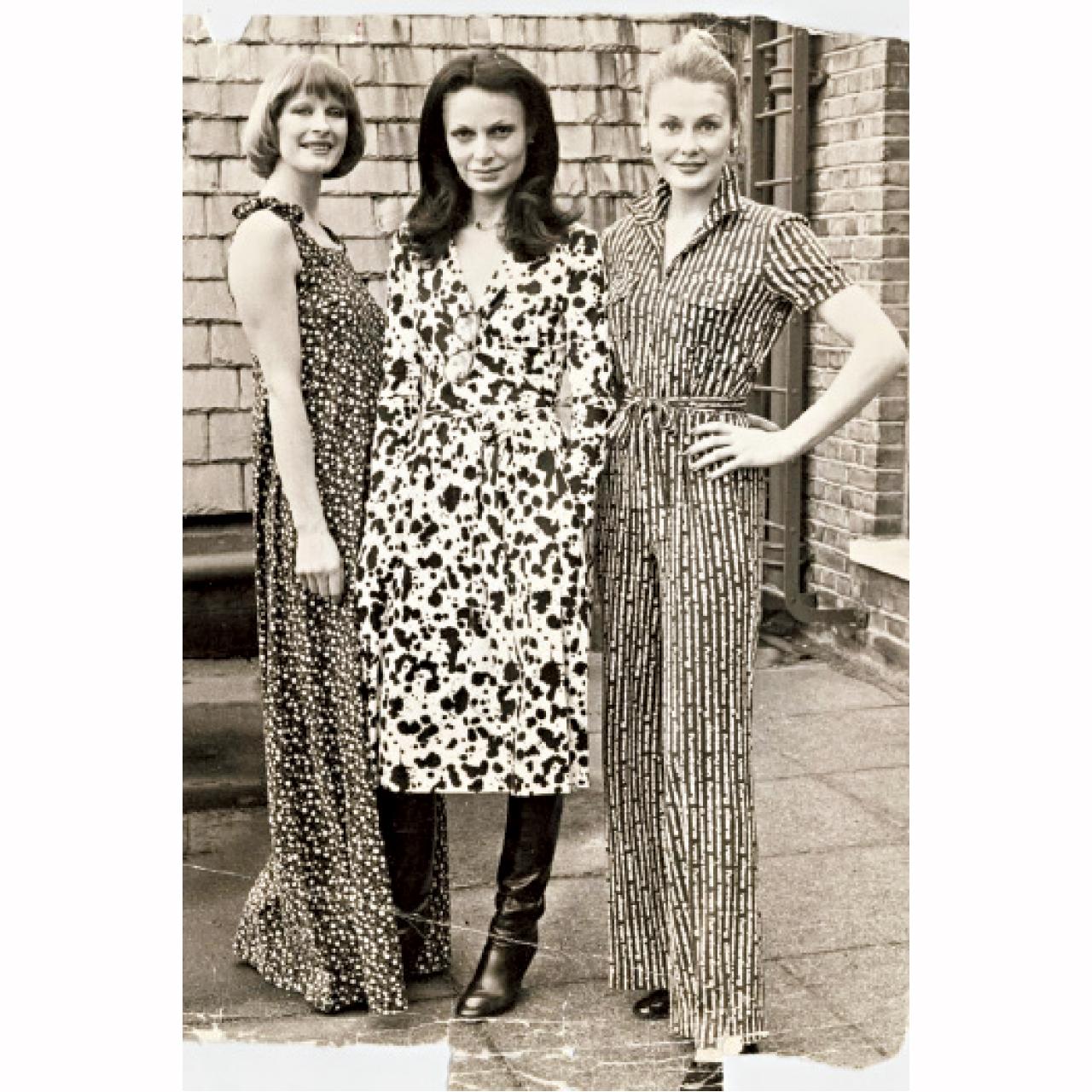 Diane von Furstenberg(中)與她1974年創作出的wrap dress。