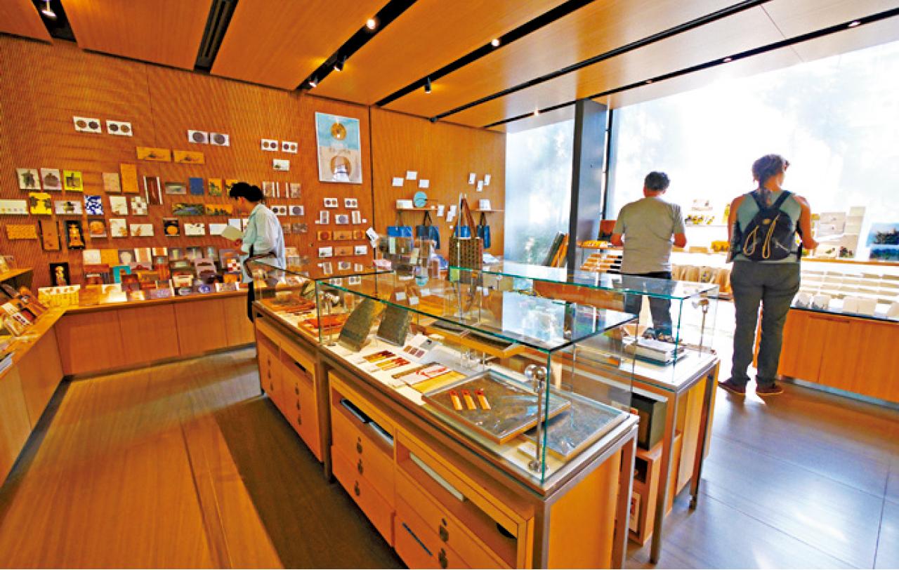 美術館內設有紀念品店,專售東京老店的限定工藝。