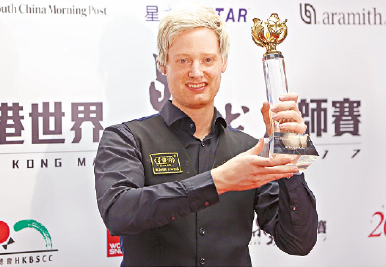 澳洲球手羅拔臣捧走冠軍獎盃。