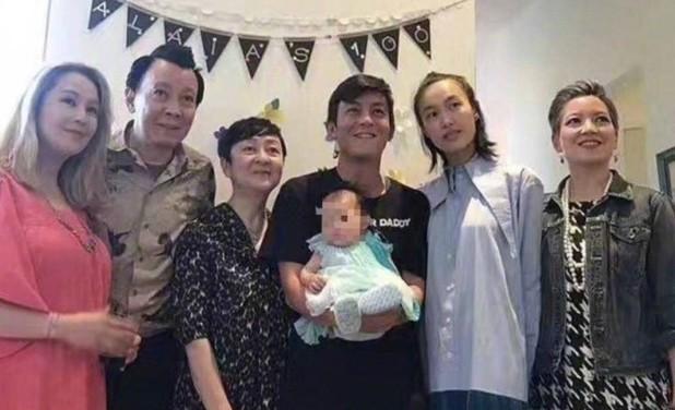 陳冠希抱著女兒和秦舒培跟家人朋友合照。