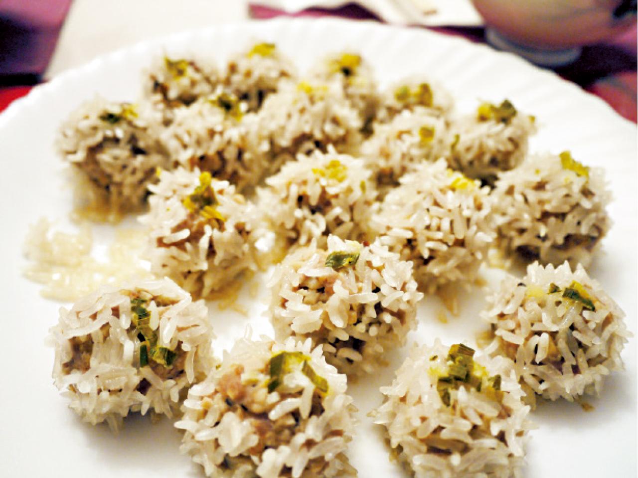 方太每年過節必煮上海意頭菜「歡喜團」,利用碎豬肉混入其他材料搓成豬肉丸,沾上糯米後再蒸,寓意一家人歡歡喜喜。