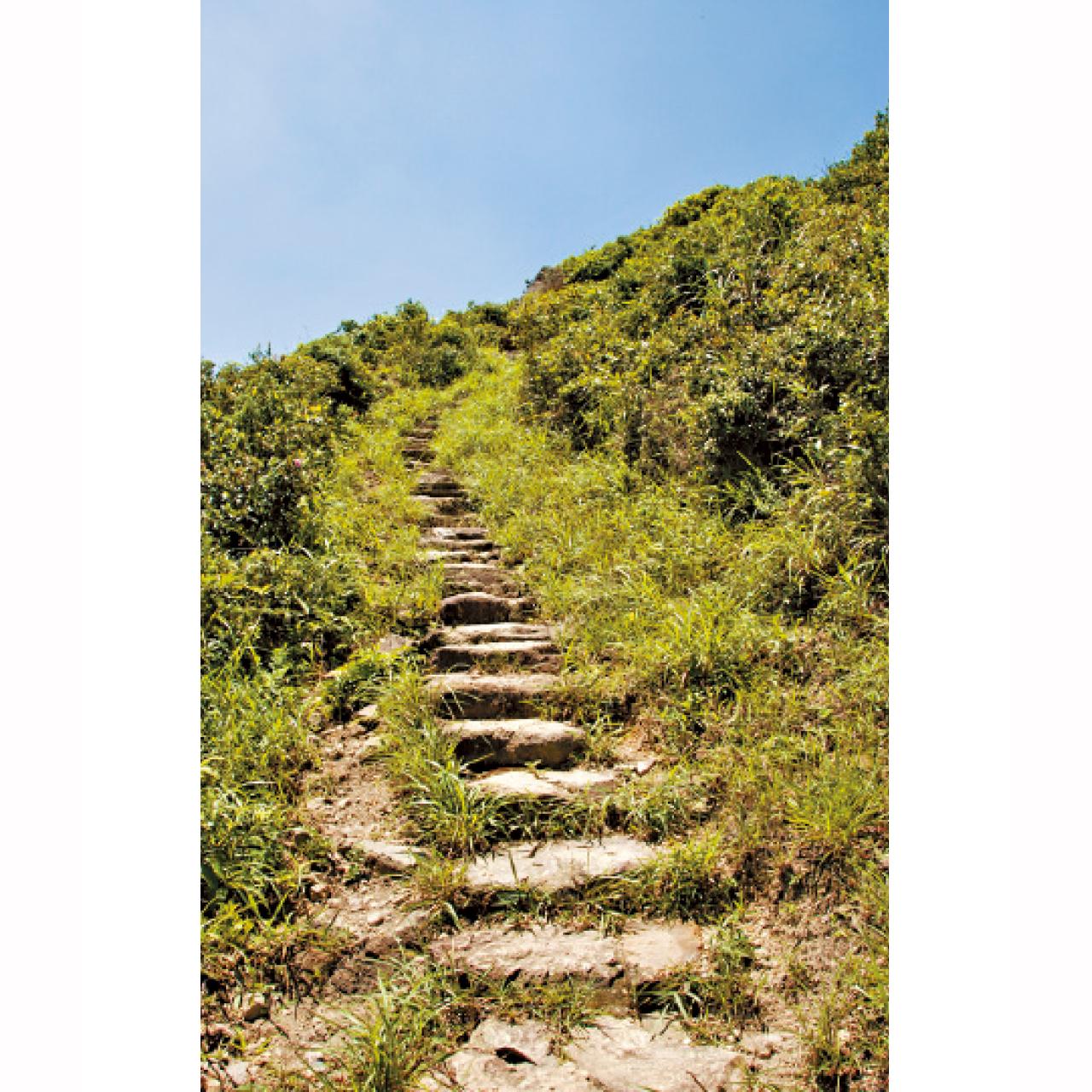 登田下山的陡斜石級。