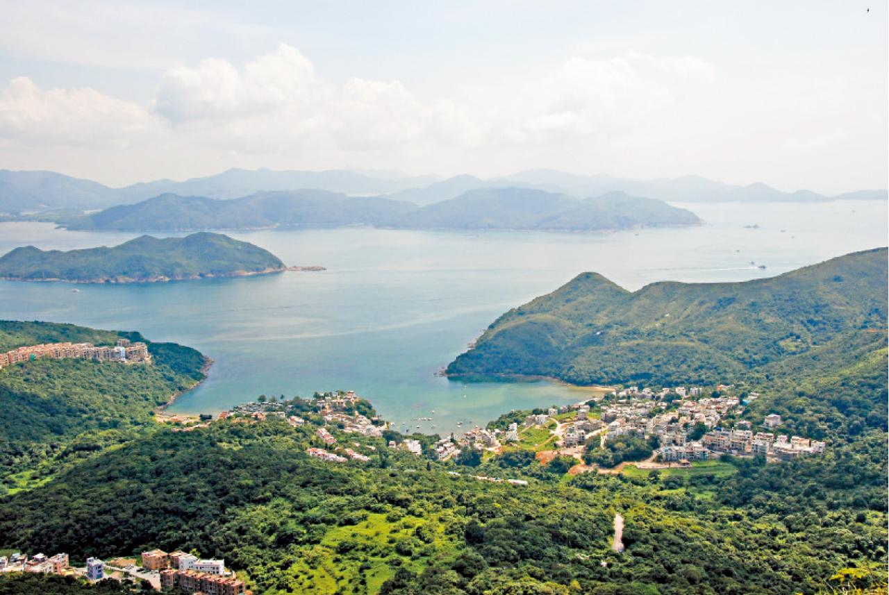 釣魚翁俯望相思灣。