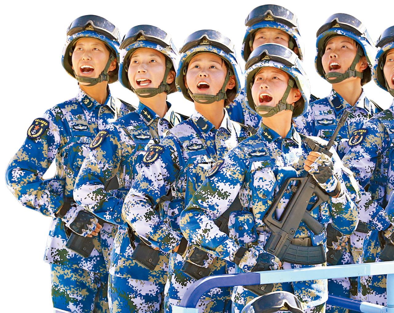 「兩棲霸王花」接受檢閱。(新華社)