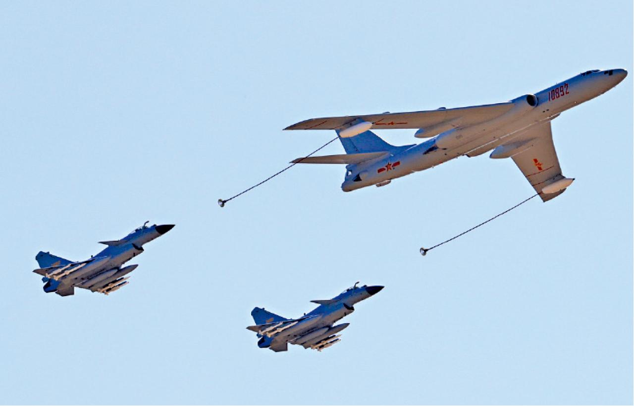 殲10C戰機(左)及轟6K空中加油機。(新華社)