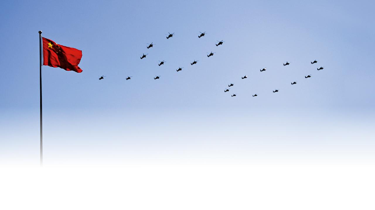 紀念標識梯隊砌出「90」字樣。(新華社)