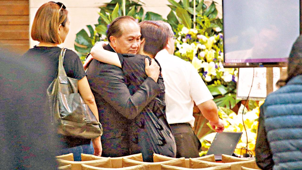 靈堂內的郭鋒,神情哀傷。