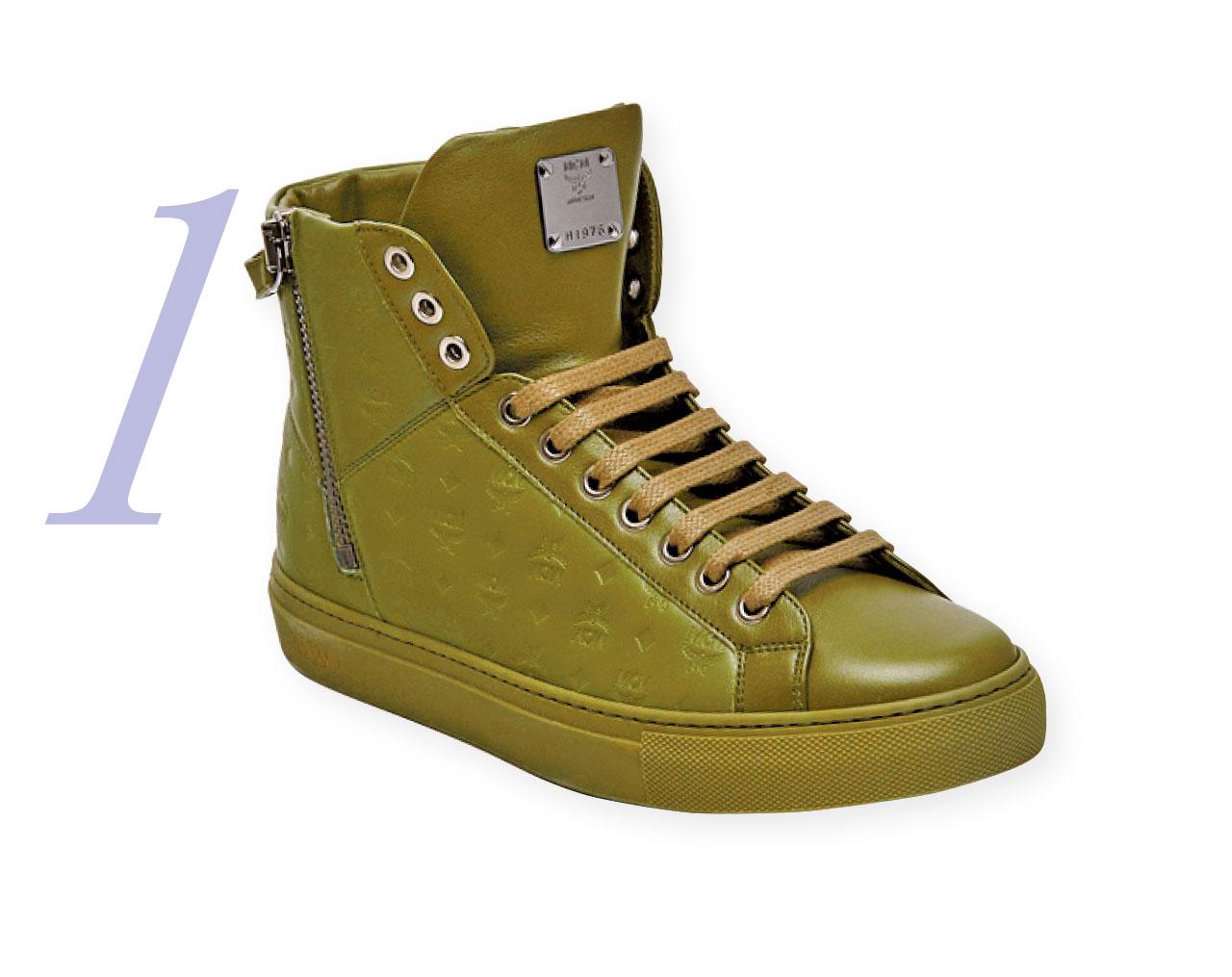 1. 墨綠色皮革感覺低調,配上細緻的壓花圖案帶出一份奢華感,鞋舌上的金屬牌成為亮點,讓Sneaker也能有華麗氣質。($3,700,MCM)