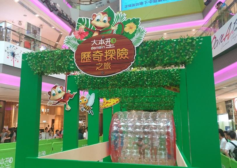 大人與小朋友在大型氣墊滾筒內挑戰體力。(照片由作者提供)