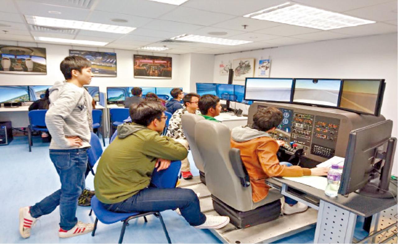 HKU SPACE的北角分校設置飛行模擬器。(林惠如攝)