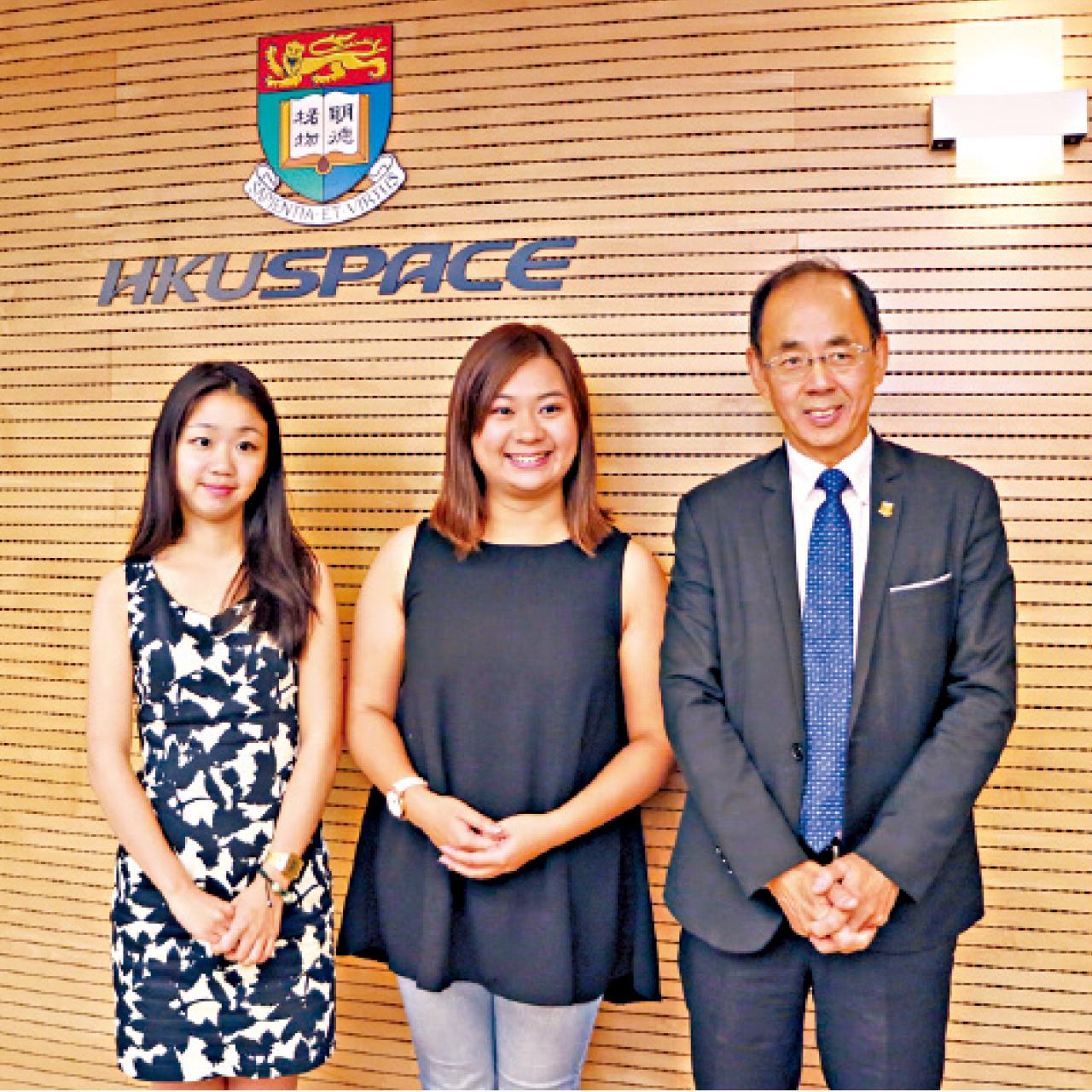 吳婉瑩(中)料明年3月畢業航空學士學位課程,右為HKU SPACE校長陳龍生。