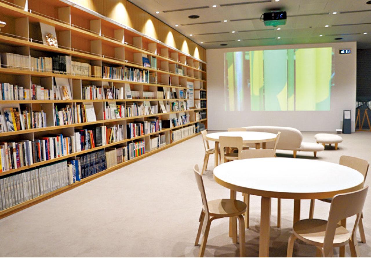 圖書館也是放映室。