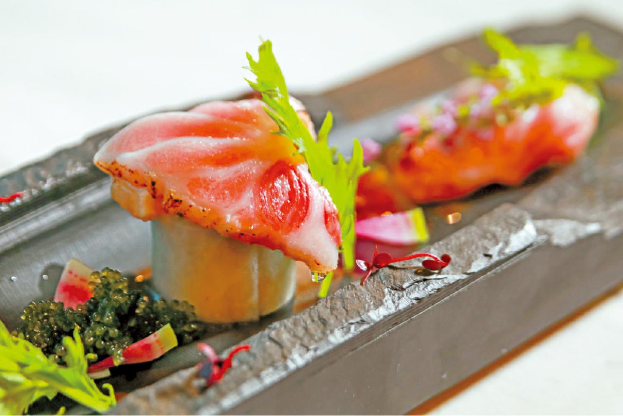 鮨蕾~輕燒吞拿魚腩伴水菜葉佐白油醋汁$350