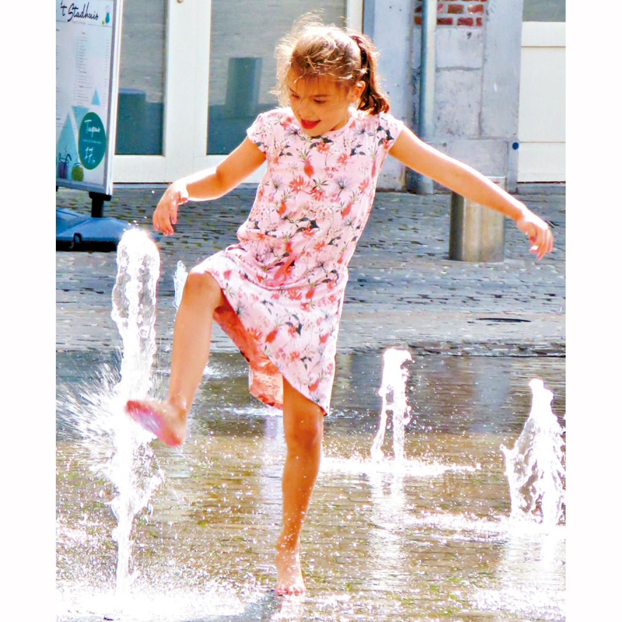 小鎮孩童玩水為樂。