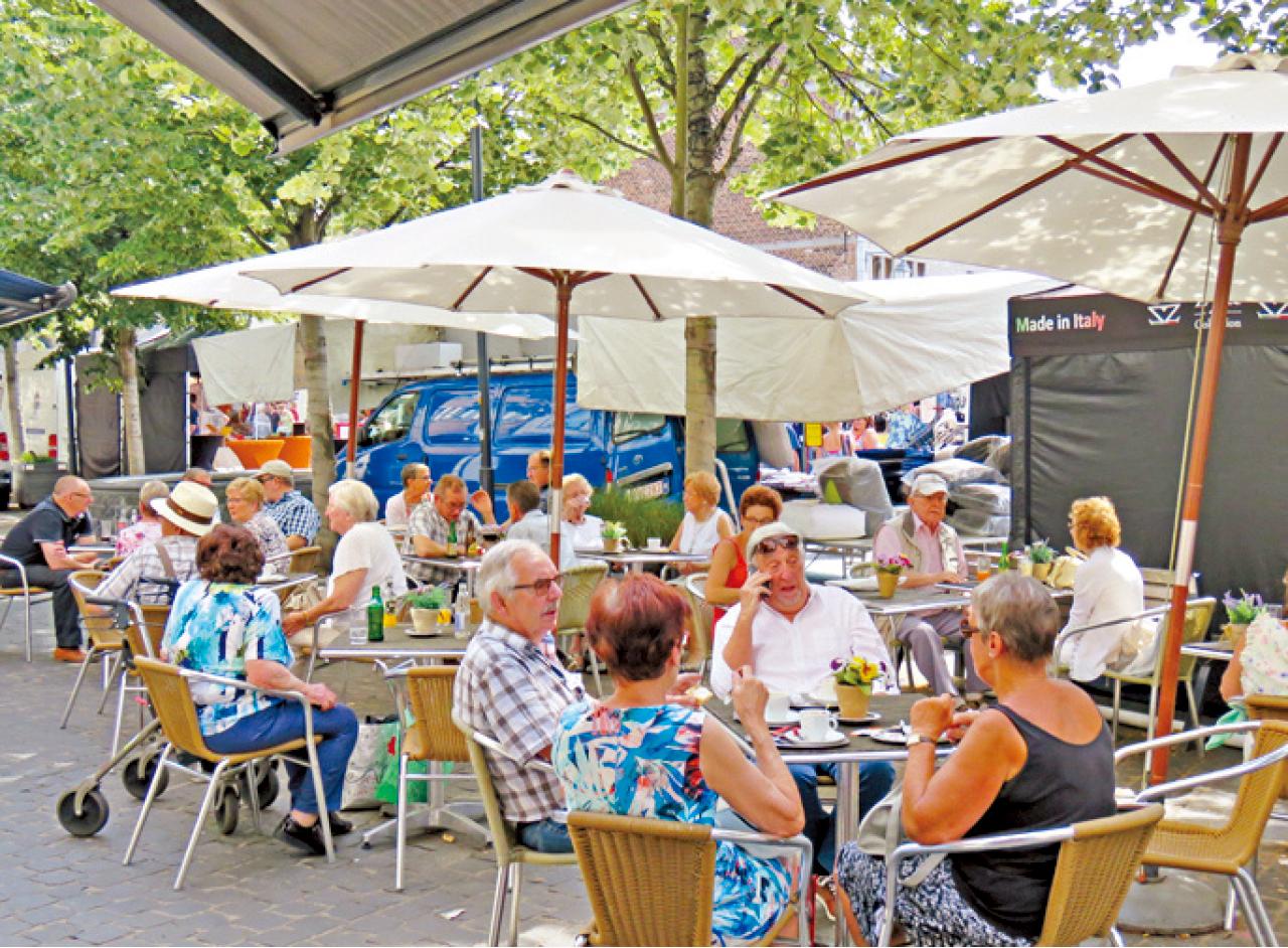 小鎮的悠閑露天茶座。