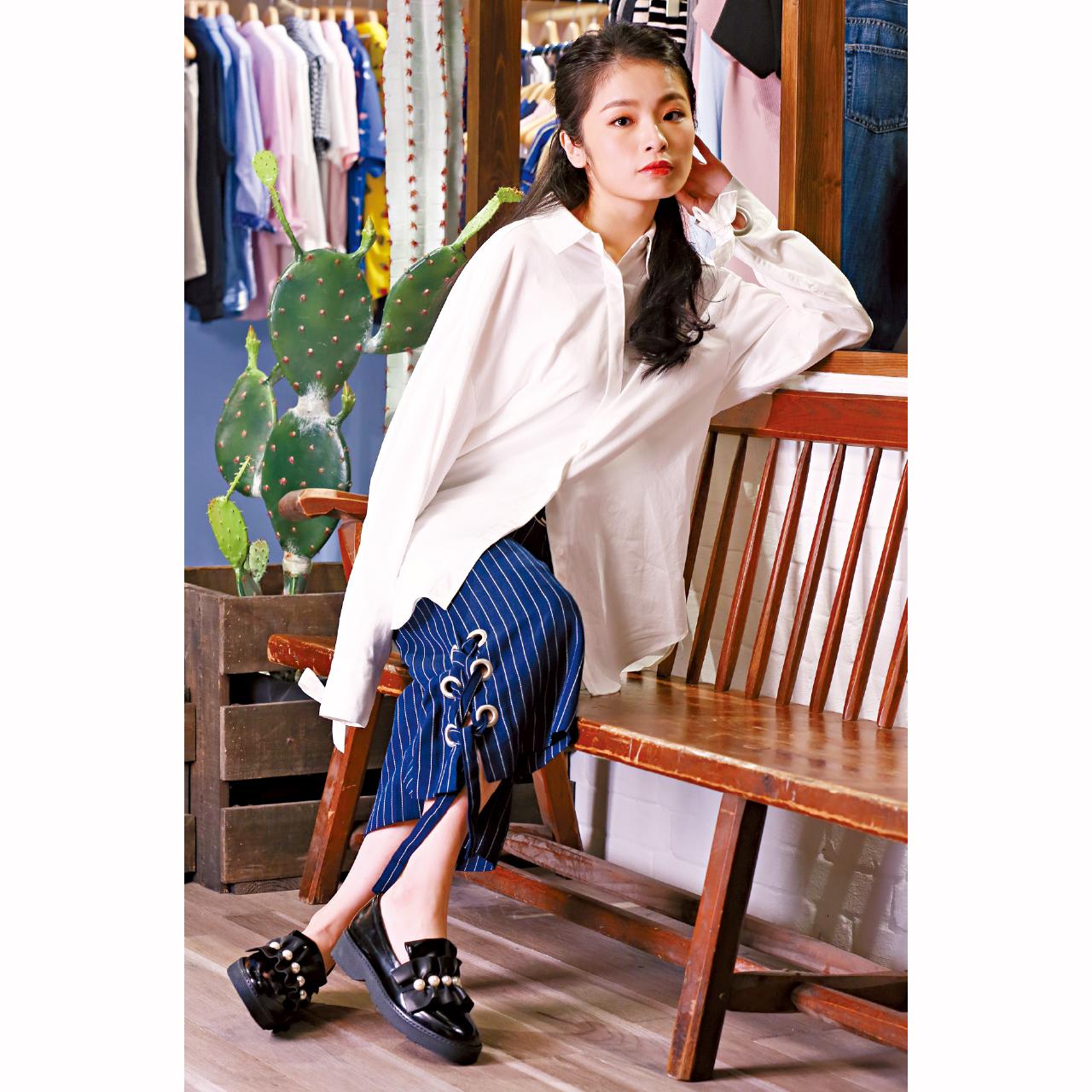 白色oversized shirt by ROCKET X LUNCH $999(B)
藍白條子pants by ROCKET X LUNCH $899(B)
黑色珍珠面loafer shoes $999(F)