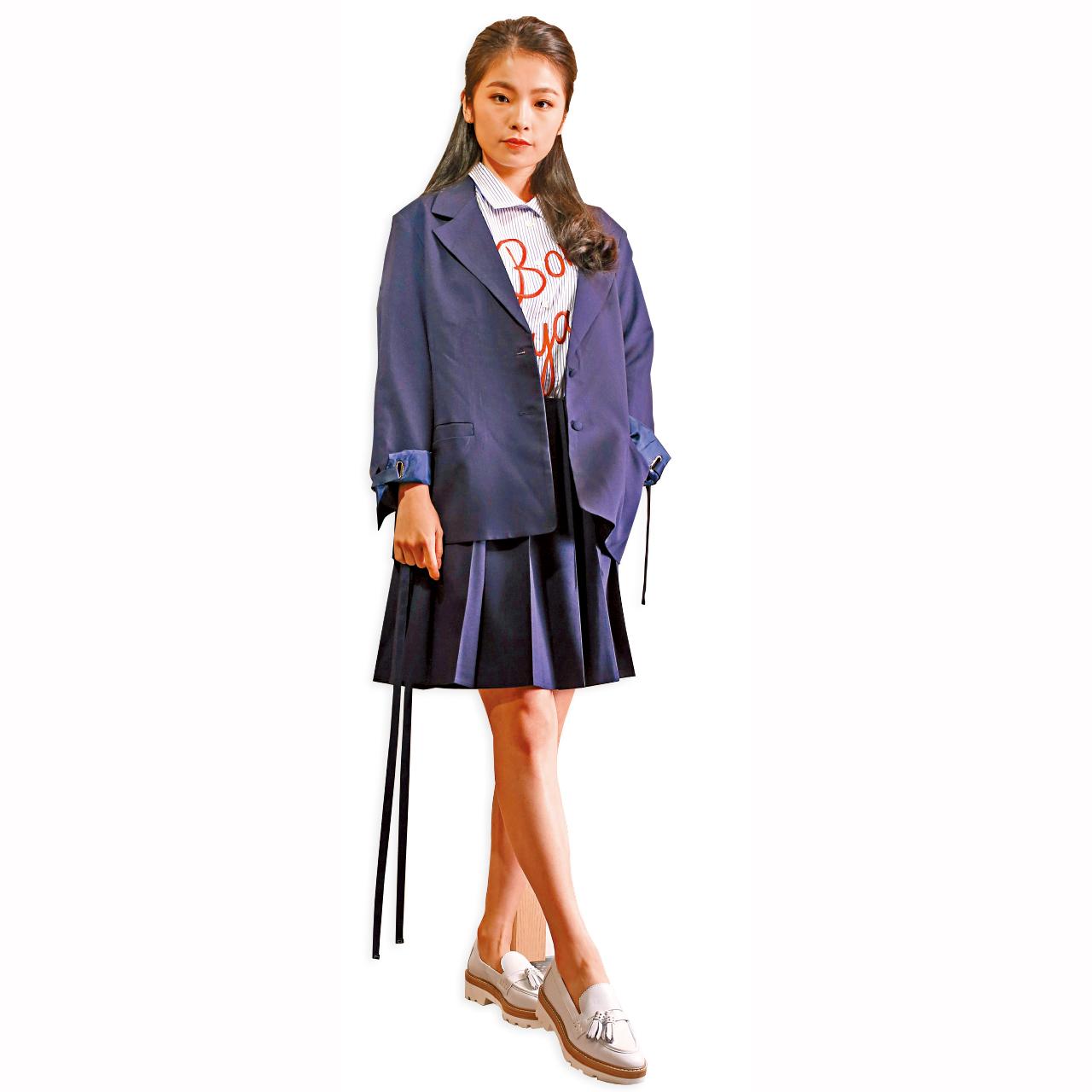 藍白條子字花 shirt by O!Oi $959(B)
藍色 blazer by O!Oi $2,299(B)
藍色 Skirt by O!Oi $959(B)
白色 loafer shoes $899(F)