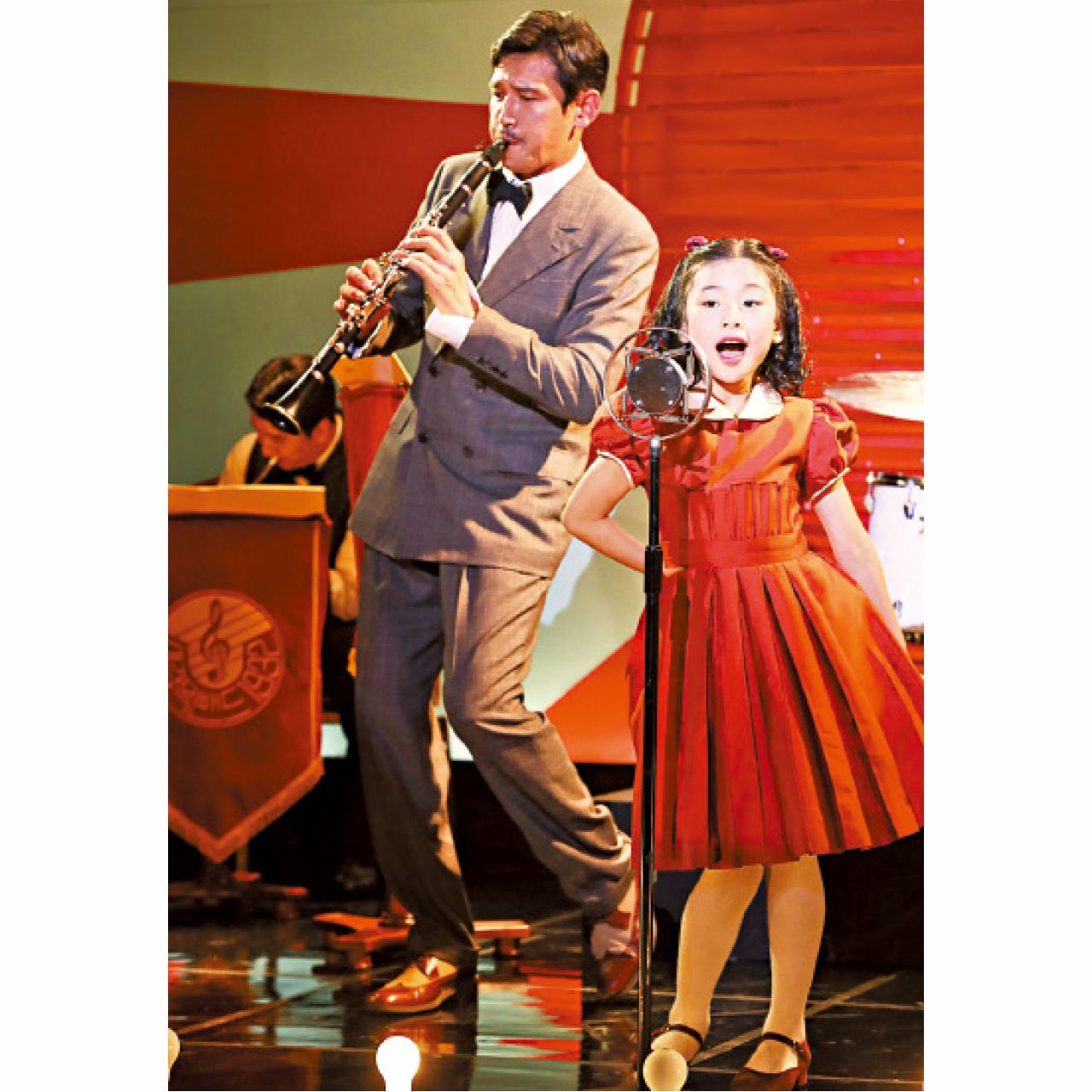 黃晸玟與《屍殺列車》金秀晏飾演樂團父女。