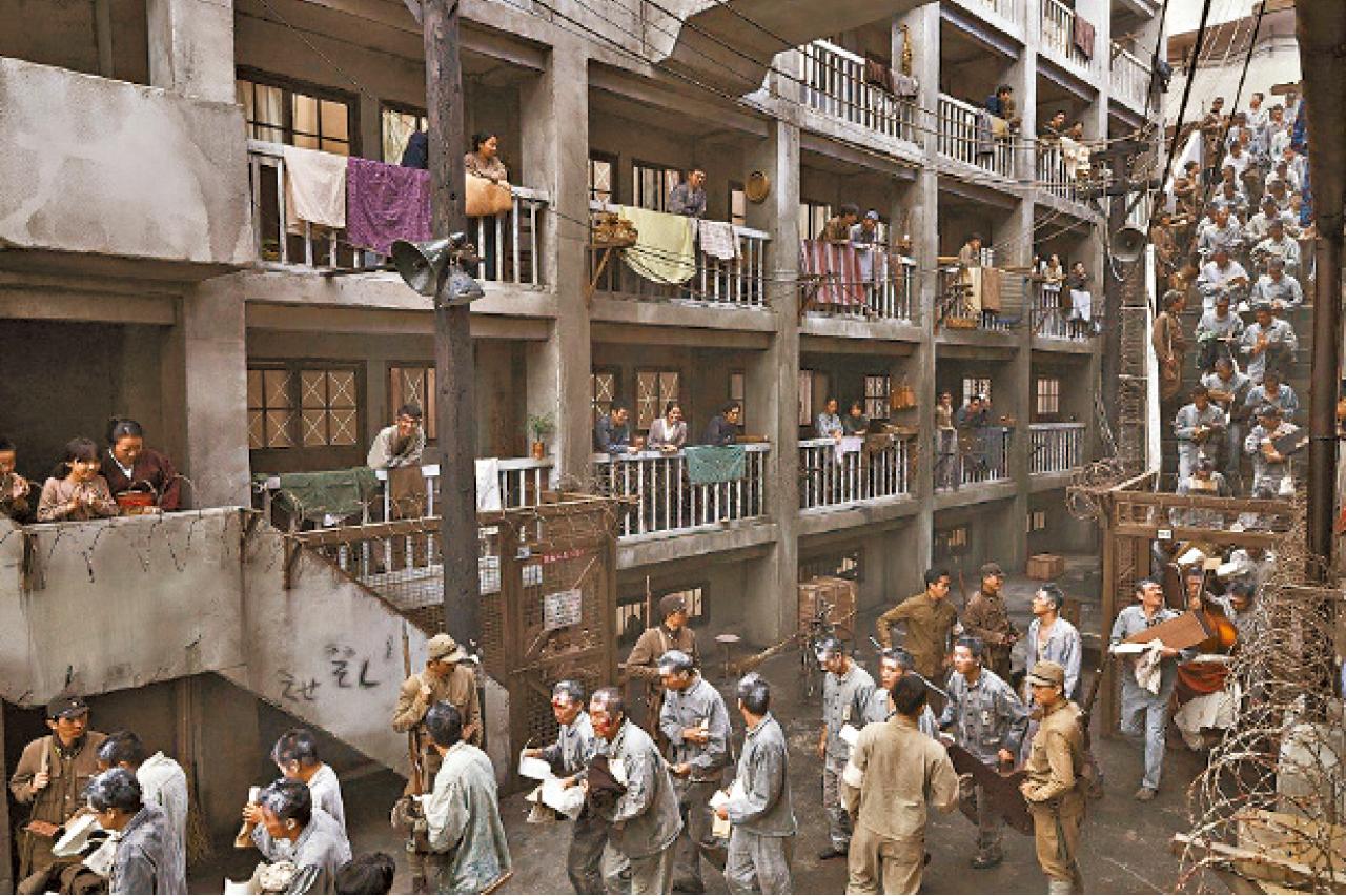 導演運用多個top shot拍攝「地獄階梯」,極具震撼力。