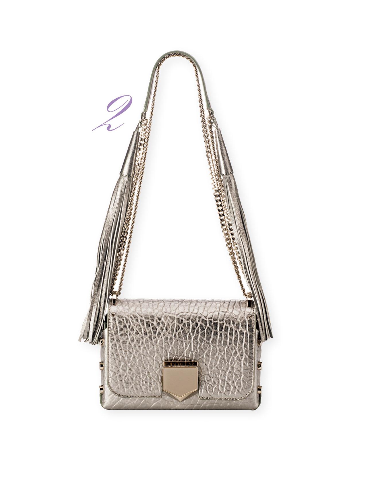 2. 鉑金色流蘇肩帶和玫瑰紅色蝕刻金屬皮革製成的手袋,從民族風找到一份華麗氣派。($13,400,Jimmy Choo)