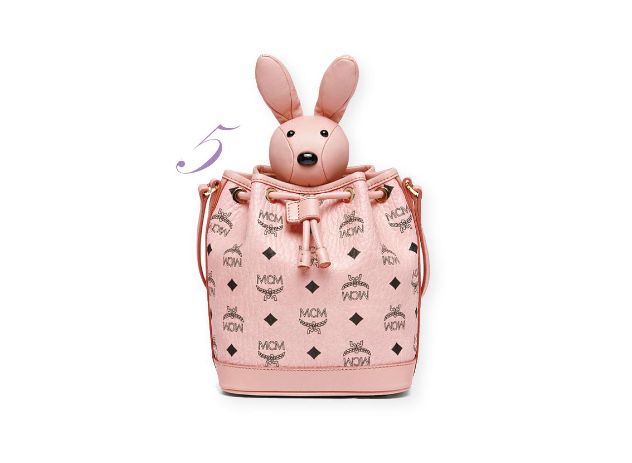 5. 粉紅色的品牌小兔子和酒桶索帶袋,就是你出街的甜心好伴侶。($6,800,MCM)