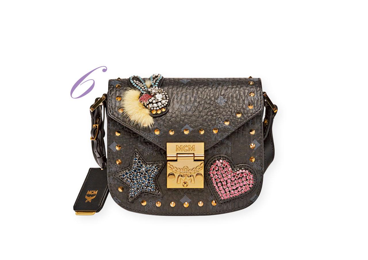 6. 鉚釘小袋配上得意水晶圖案,為全黑裝身冷酷形象添上跳脫玩味和時尚氣息。($13,600,MCM)