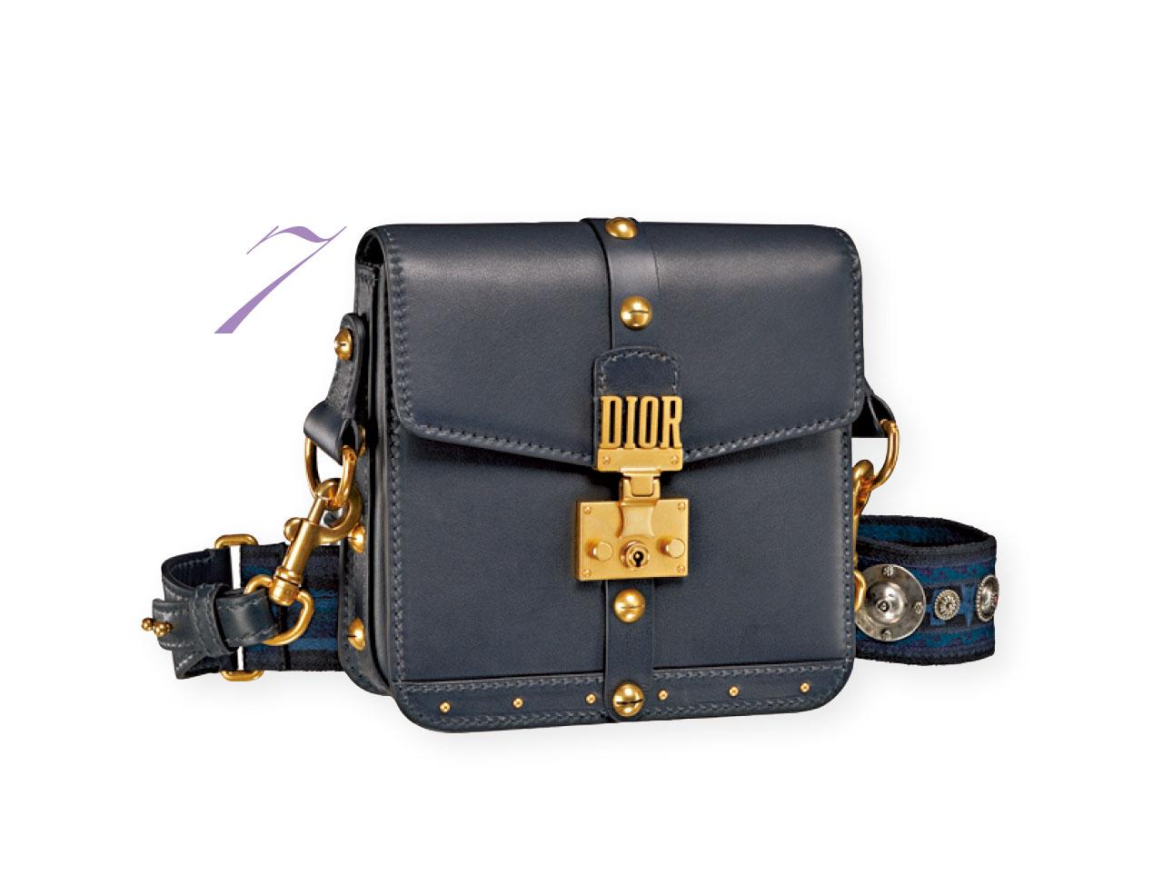 7. 方形小巧黑色渾圓線條袋身配粗肩帶,更能突出肩帶的繡花及鉚釘的民族風情。($26,900,Dior)