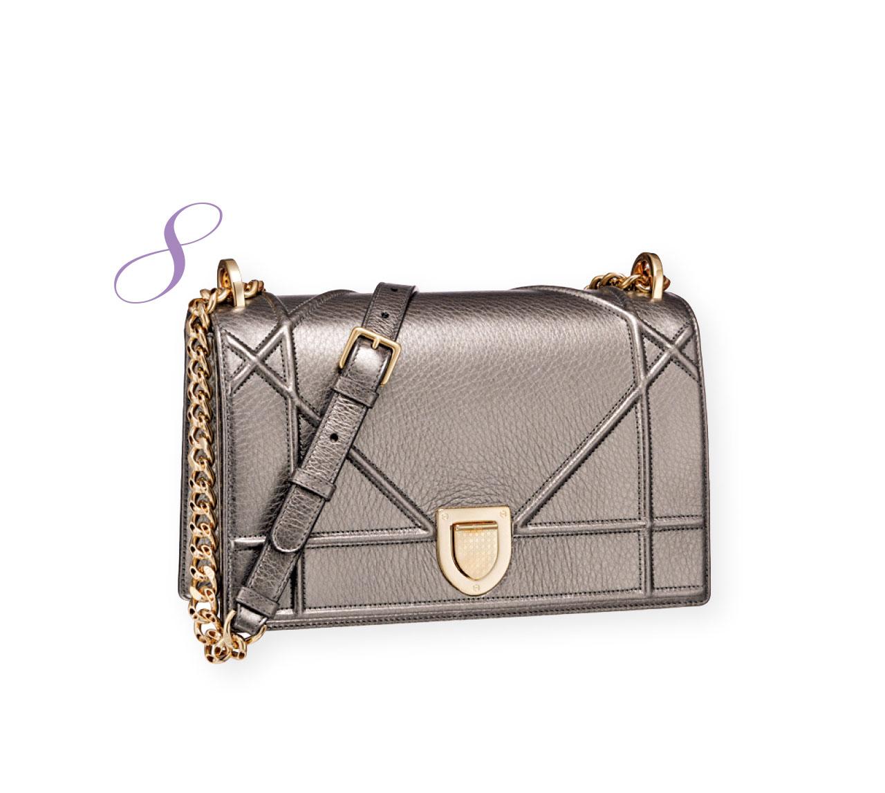 8. 啞銀灰色metallic質感和品牌標誌的條子凸紋帶出都市時尚氣息,皮配金屬鏈肩帶剛柔並重。($27,000,Dior)