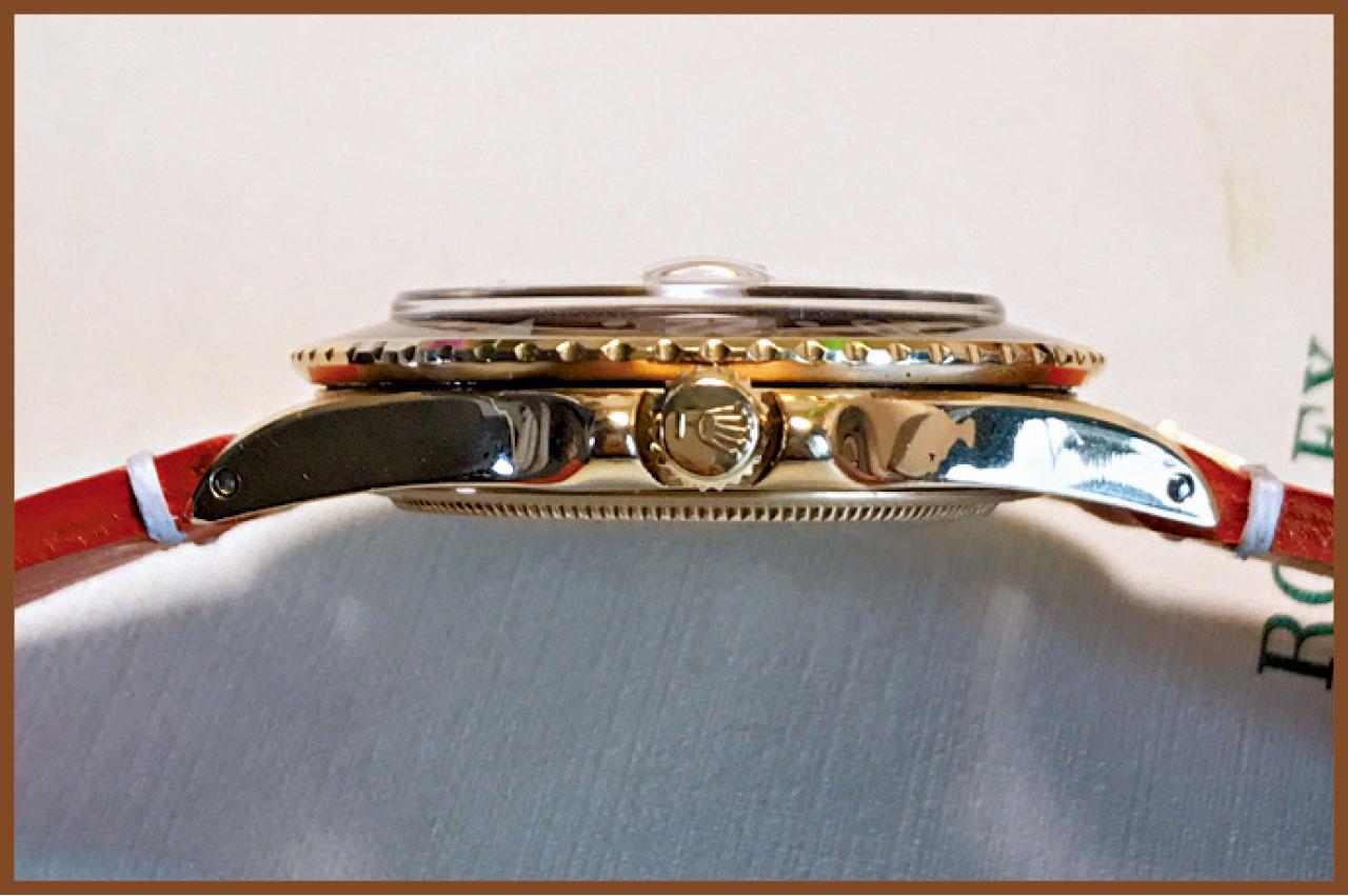 從腕錶側面可看到錶殼比較纖巧但很富立體感。