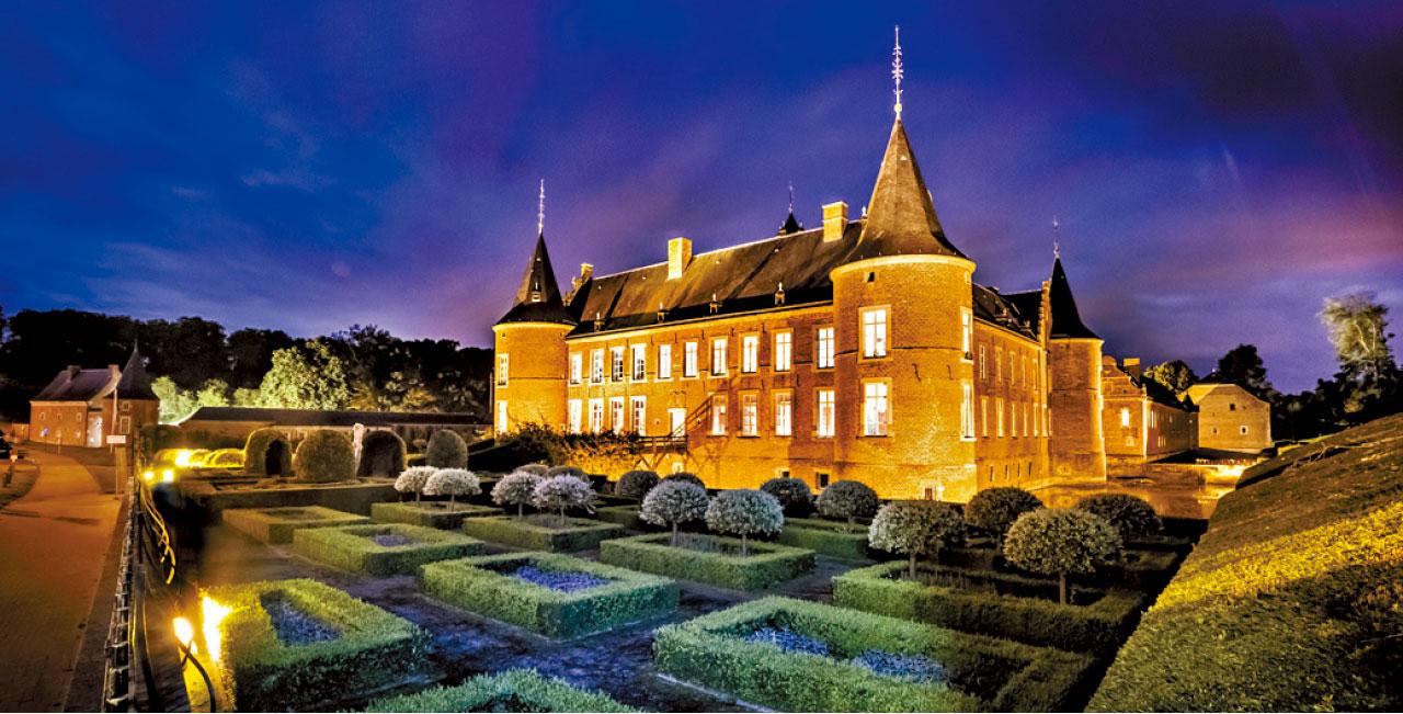 夜幕下奧爾登比松古堡有點神秘。