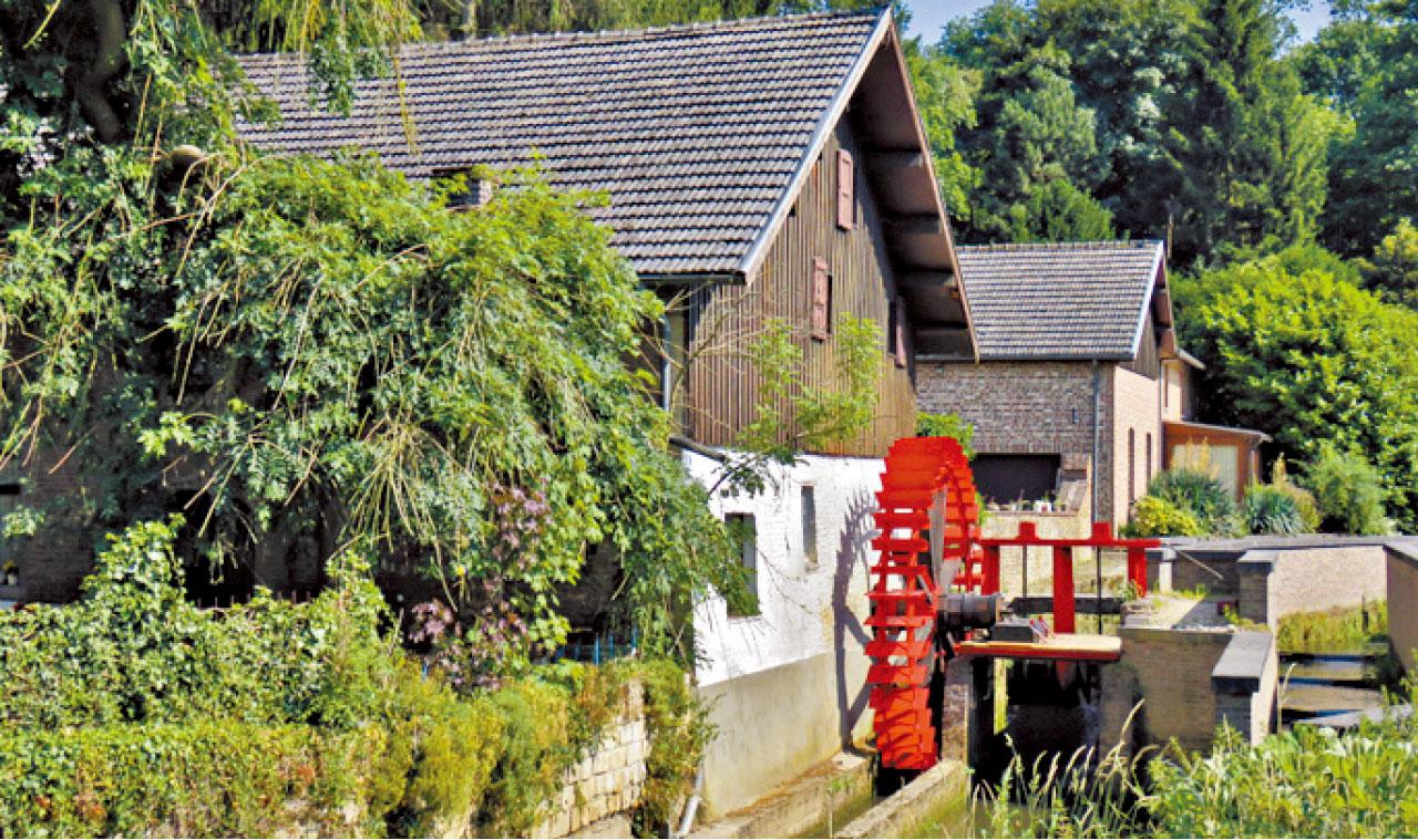 哈夫曼英式樹林公園裡的古老水磨坊。