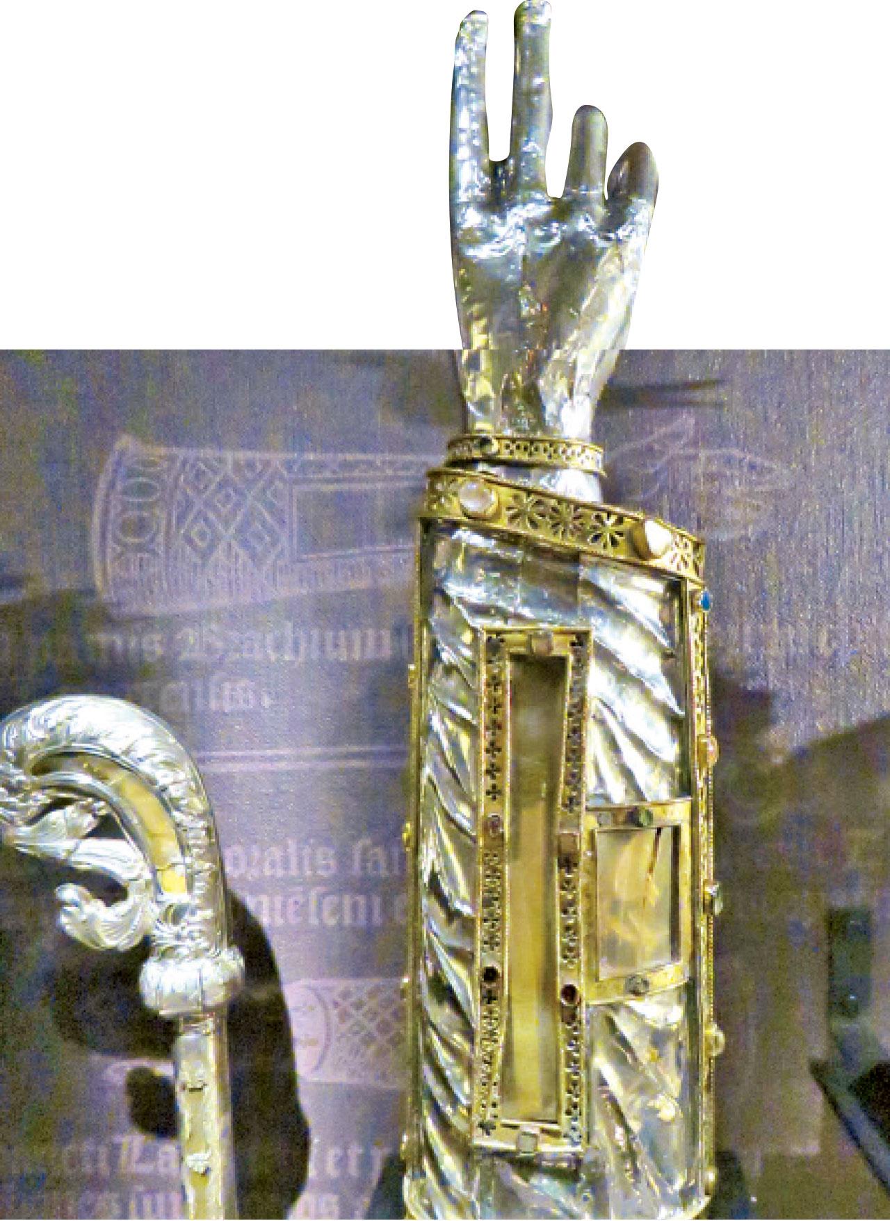 聖物中聖人Maternus的手骨。