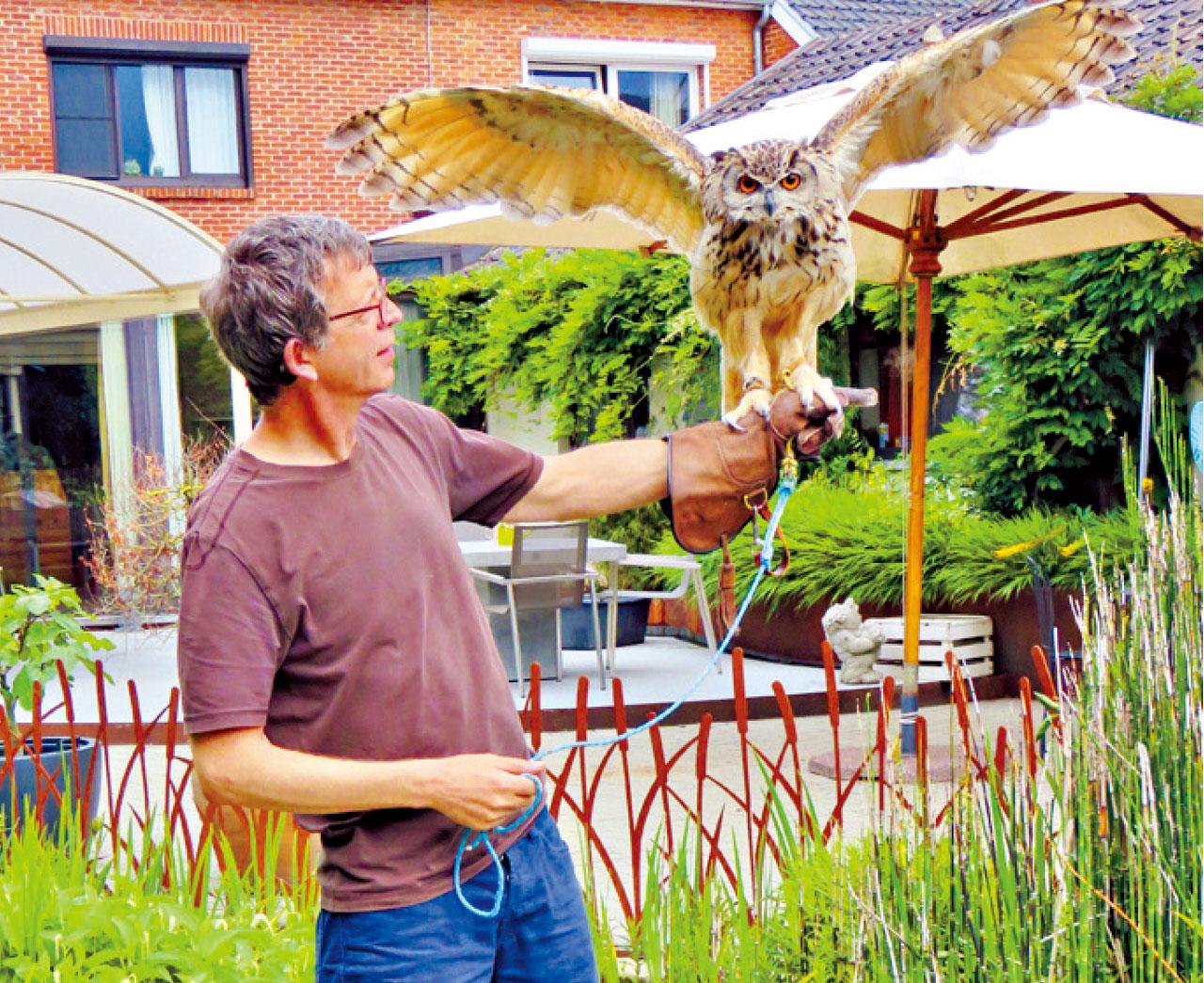 小旅館主人和他養的貓頭鷹。