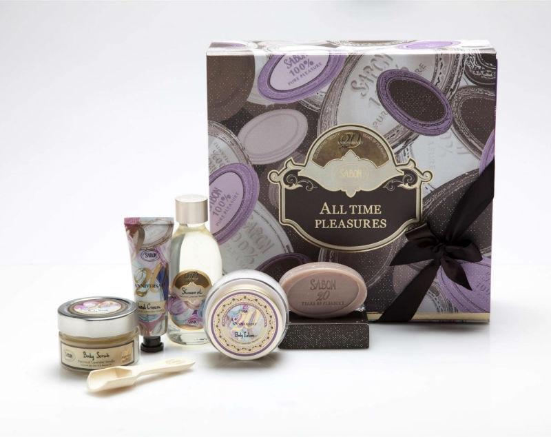 ALL TIME PLEASURES KIT「無限愉悅」紀念禮盒以標誌性香氣「廣藿香薰衣草香草」為主,結集年來最受歡迎的五大皇牌美肌產品,包括香皂、身體磨砂、沐浴油、身體潤膚乳液及潤手霜。$520