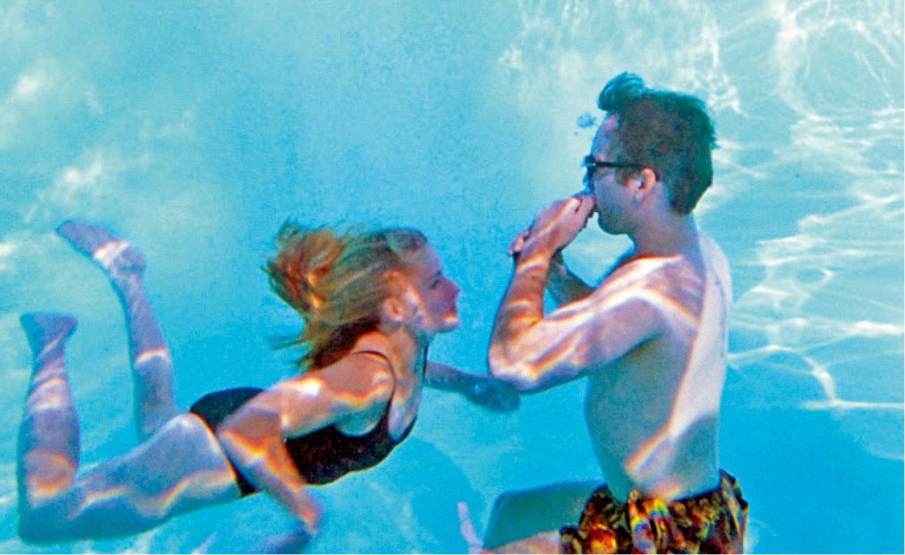 泳池裡的一吻,最美的一幕。