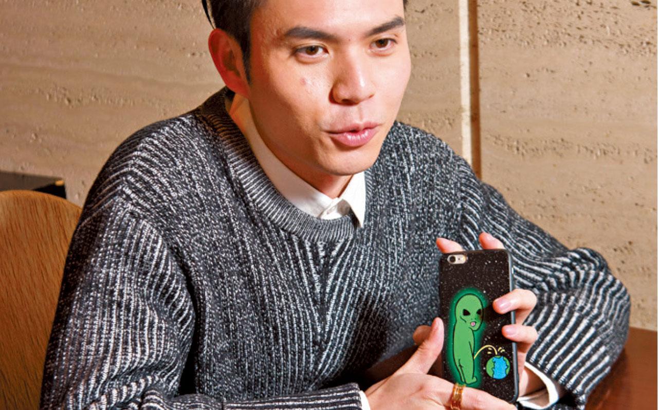 King手中的電話殼,是歌迷送的禮物,印有他喜愛的公仔,他會特意在網上「放料」,以便粉絲投其所好。