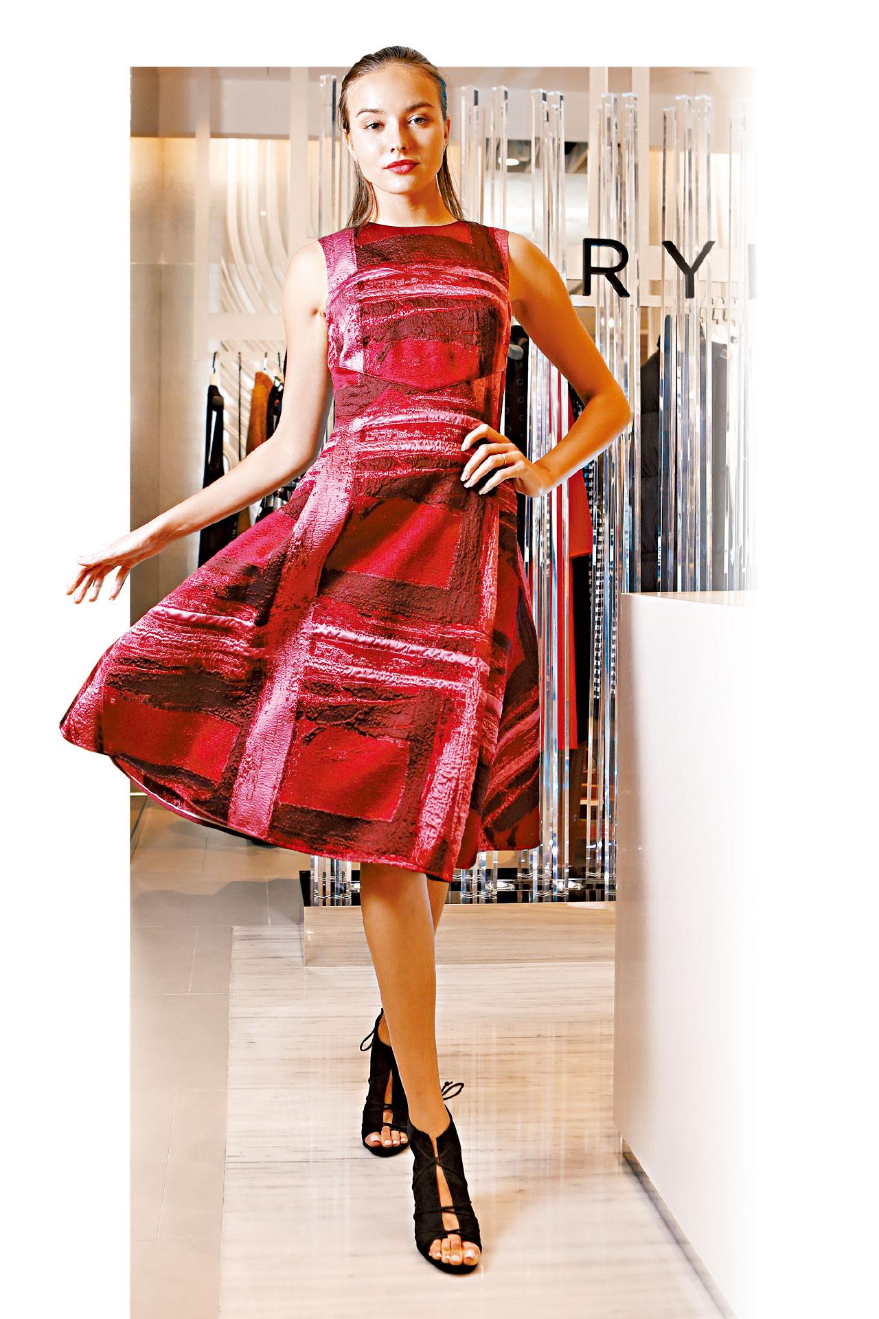 The Love Romance -
以代表愛和熱情的紅色為主,一封封情書就是愛情歲月的見證。(粗線條格紋Jacquard Dress $11,360 )