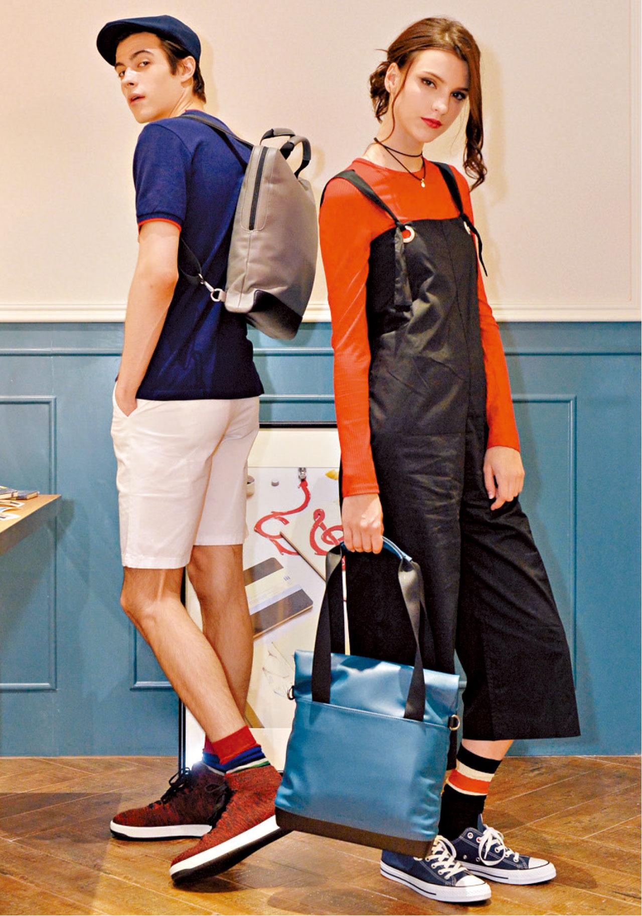 系列加入鋼鐵藍及岩石灰等顏色,年輕得來又非常易襯。
(左)Classic Vertical Device Bag $998
(右)Classic Foldover Backpack $978