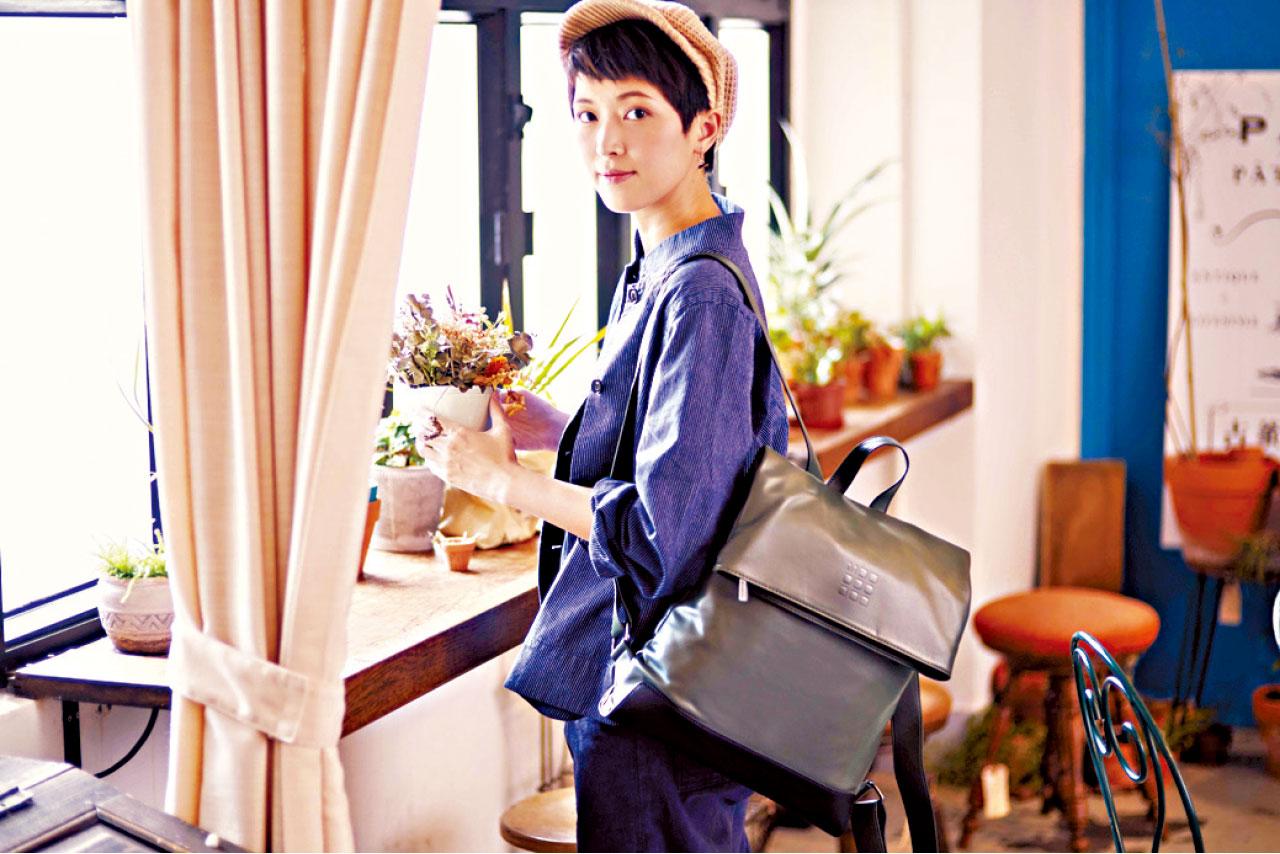 Moleskine邀請由模特兒轉型為手作潮人的Leanne Ho,演繹文青風格。Classic Foldover Backpack $798