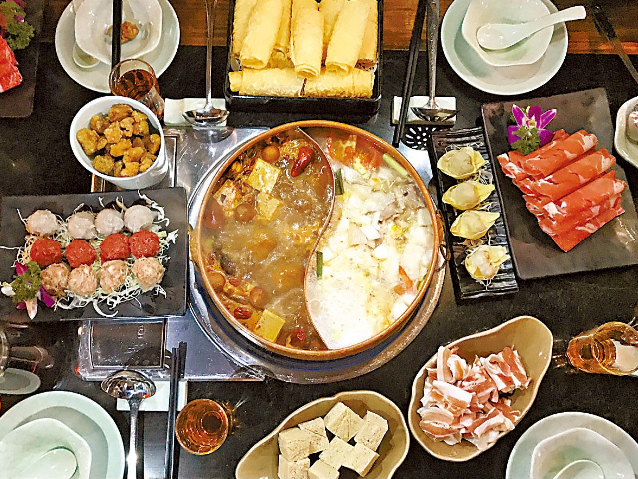 麻辣鍋配酸菜白肉鍋,其中麻辣鍋的鍋底加入鴨血及凍豆腐,好吃得讓人一點再點。