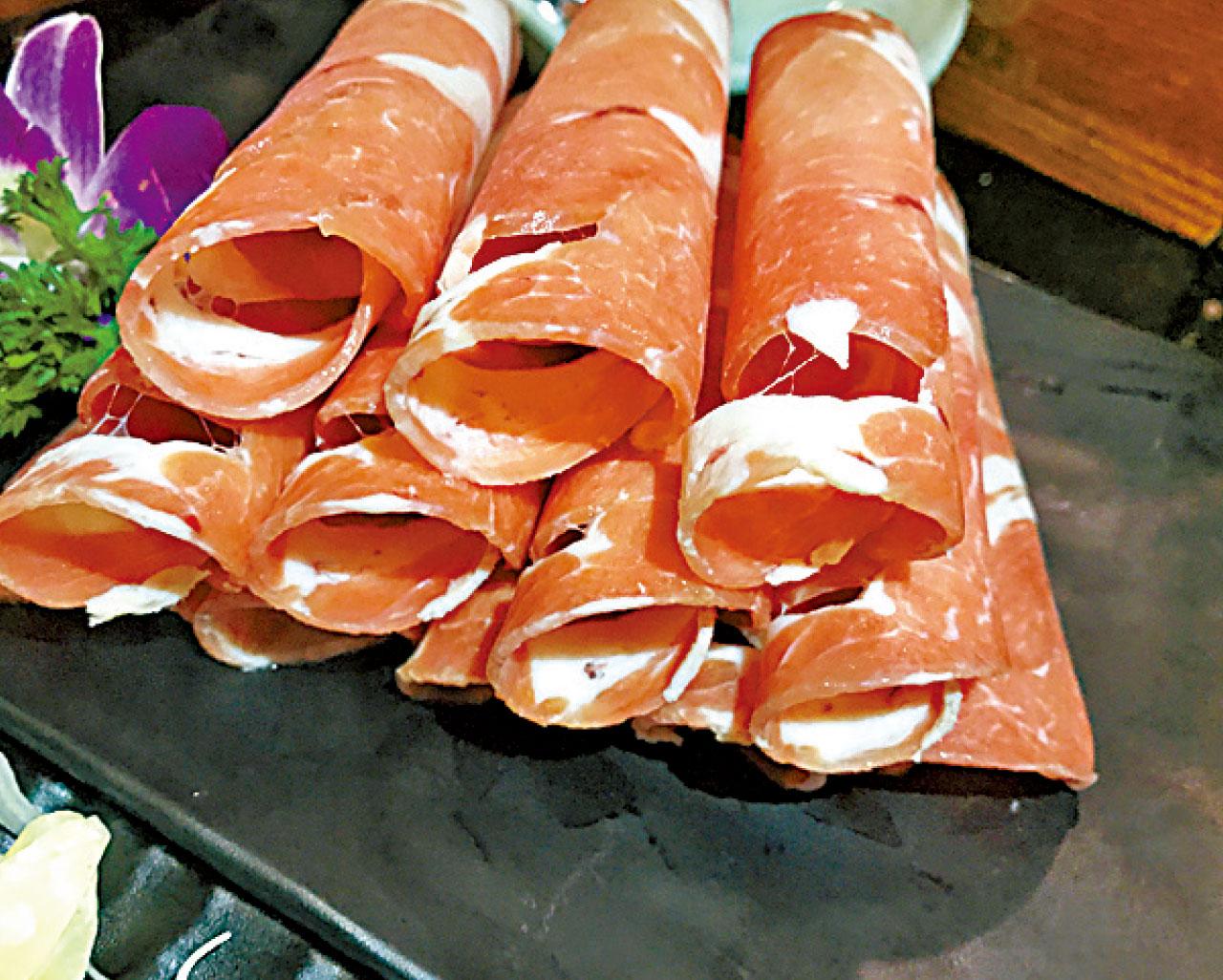 羊肉片和千層豆腐,羊肉鮮美不羶,豆腐盡吸湯底精華。